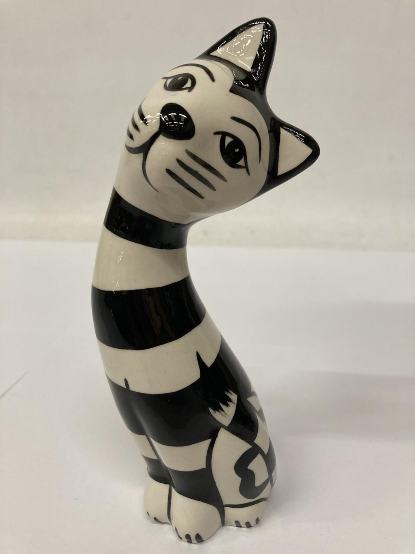 A LORNA BAILEY HAND PAINTED AND SIGNED HUMBUG CAT