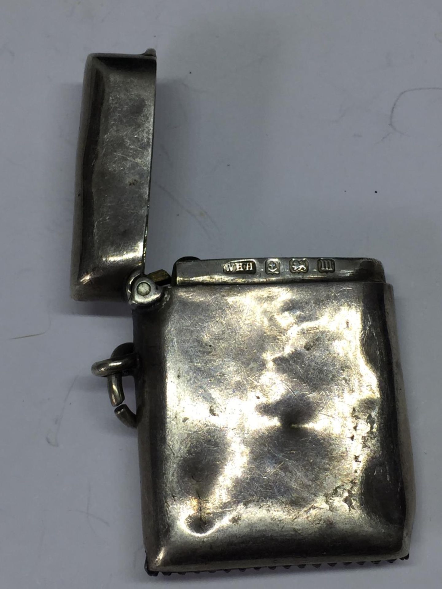 A HALLMARKED BIRMINGHAM SILVER VESTA CASE - Image 3 of 3