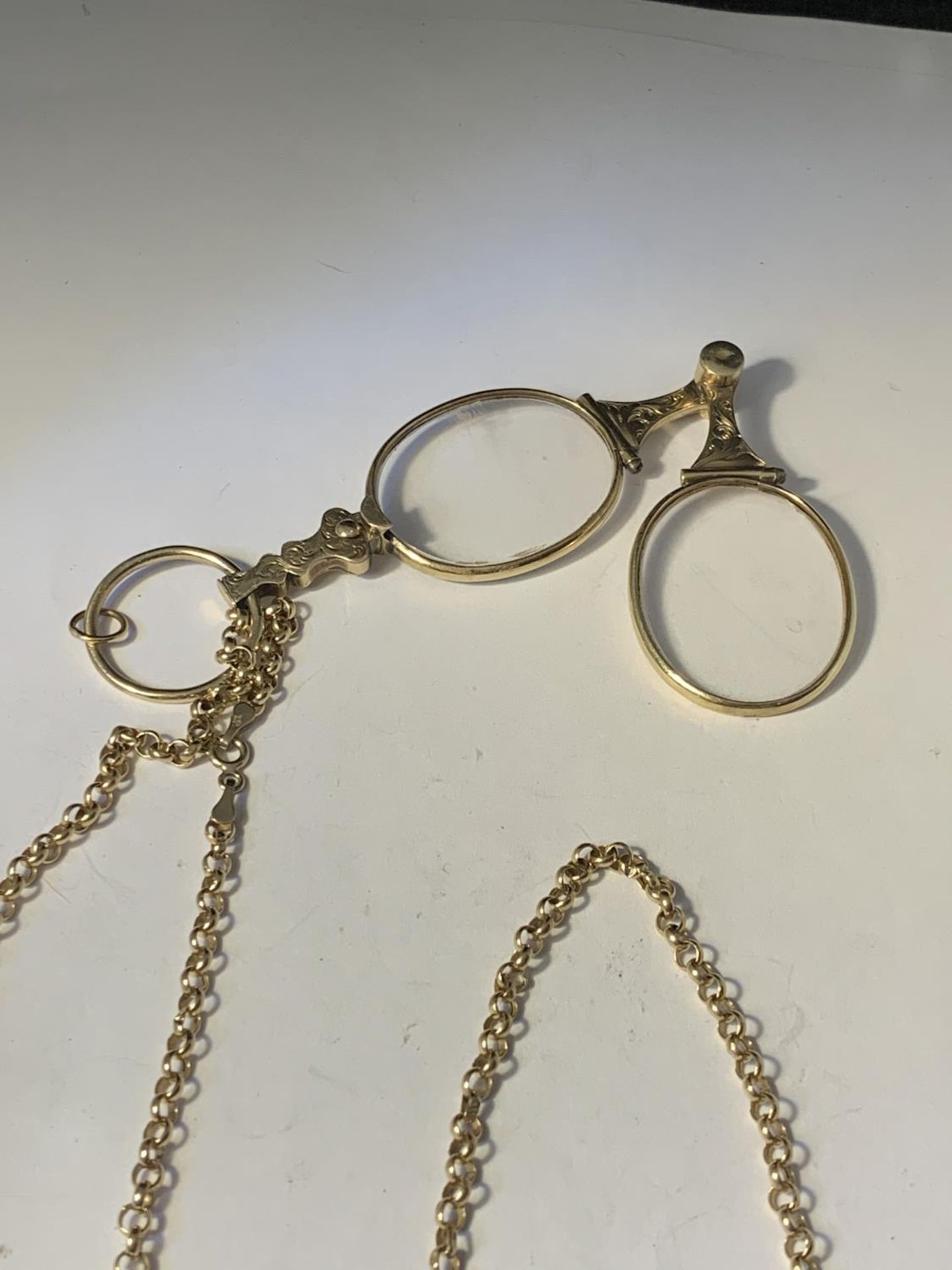 A 9 CARAT GOLD CHAIN GROSS WEIGHT 4.29 GRAMS WITH A PAIR OF GOLD PLATED ORNATE PINCE NEZ - Image 4 of 5