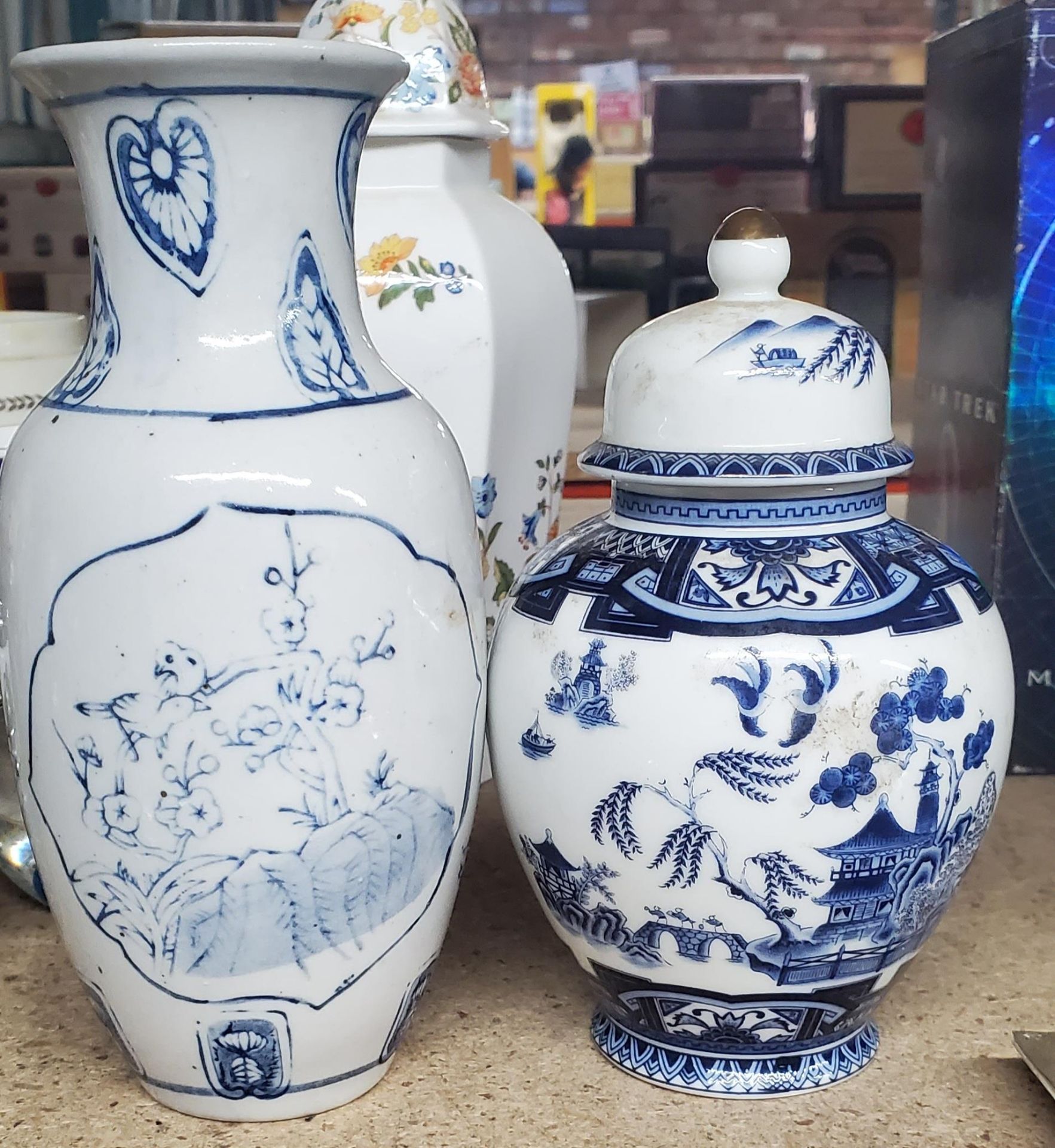 A MIXED GROUP OF ITEMS, ORIENTAL BLUE AND WHITE MODERN JAR ETC - Image 2 of 3