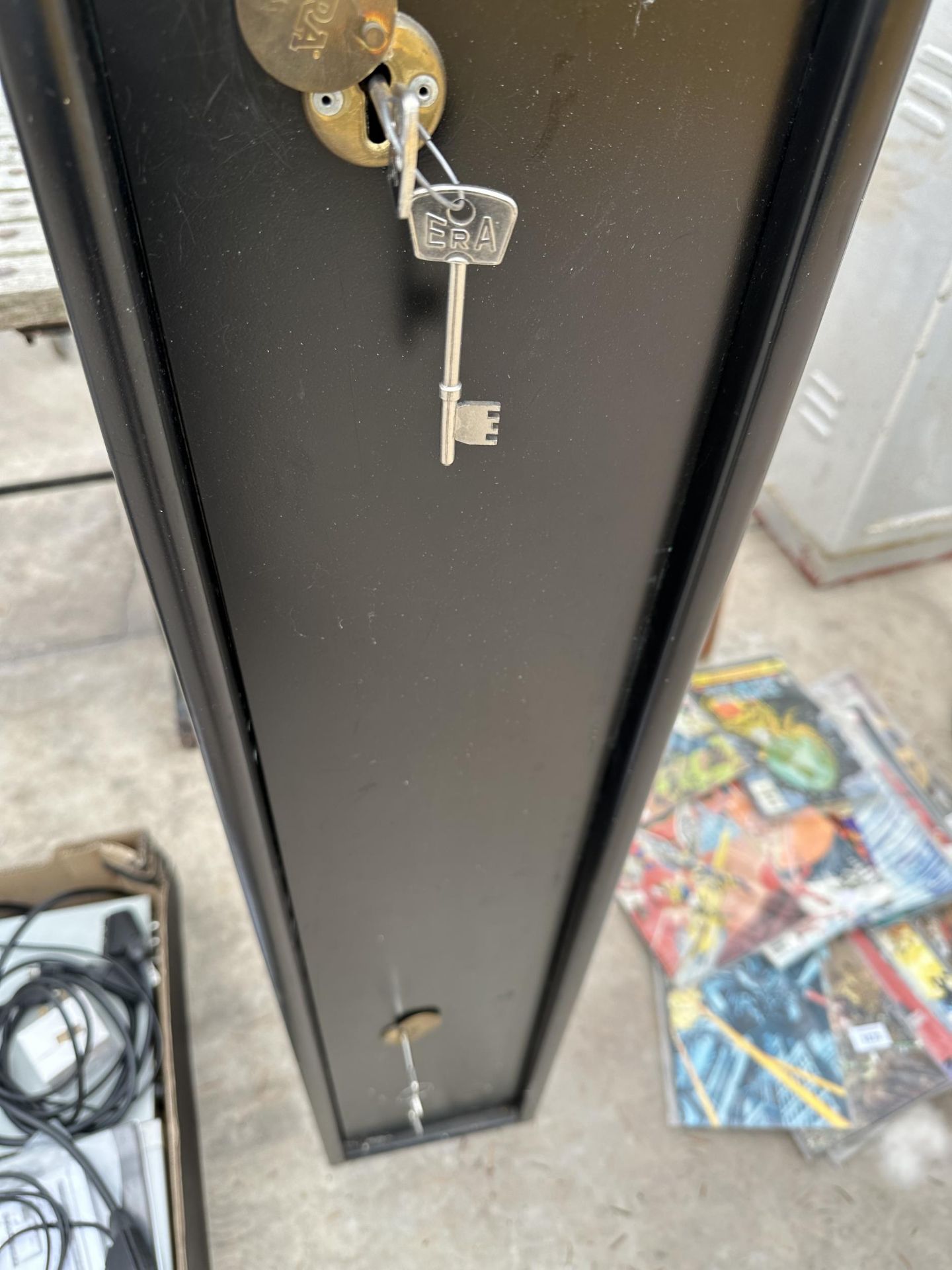 A METAL GUN CABINET WITH TWO SETS OF KEYS - Bild 2 aus 4