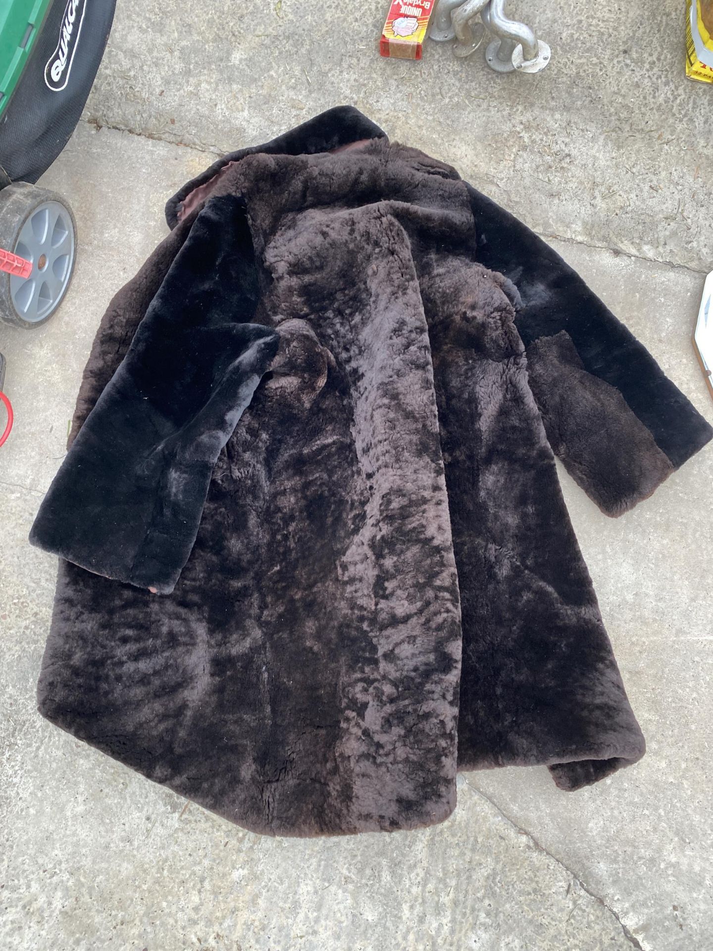 A LADIES FUR COAT - Image 2 of 3