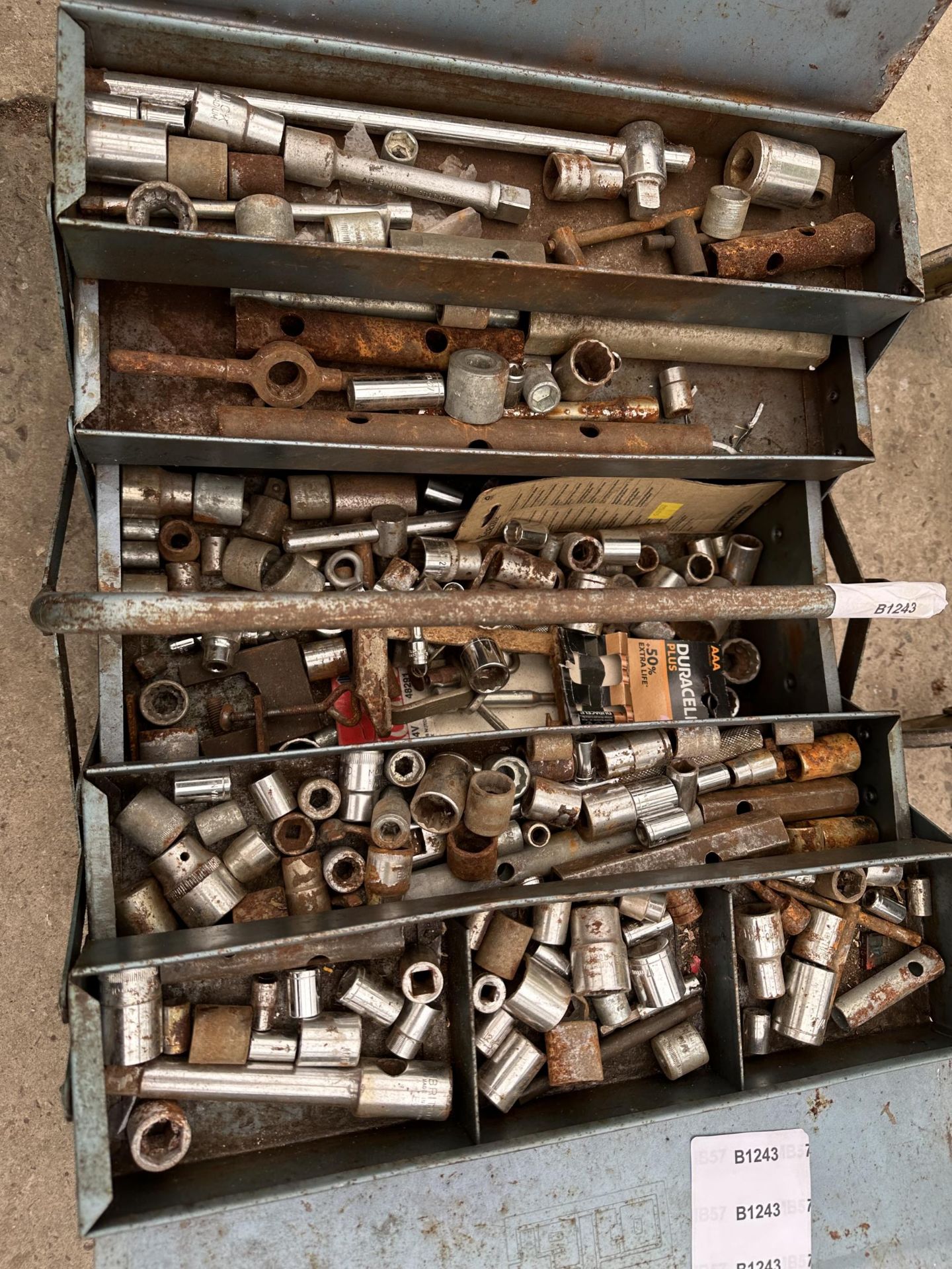 A METAL TOOL BOX WITH AN ASSORTMENT OF SOCKETS - Image 2 of 2