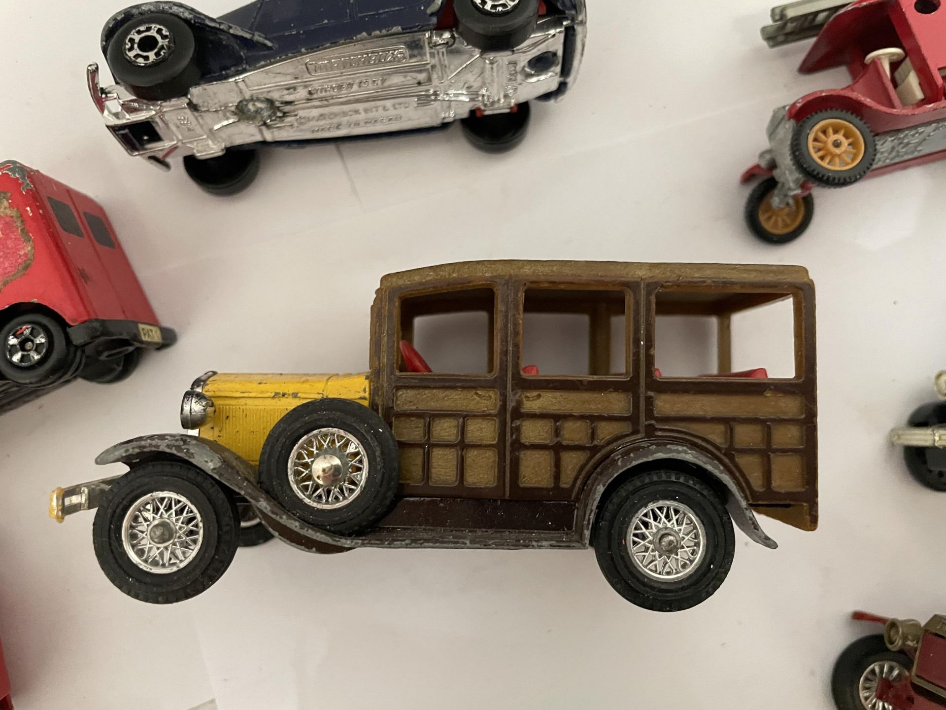 A COLLECTION OF UNBOXED DIE-CAST VINTAGE VANS AND CARS TO INCLUDE LLEDO, ETC - Image 3 of 3
