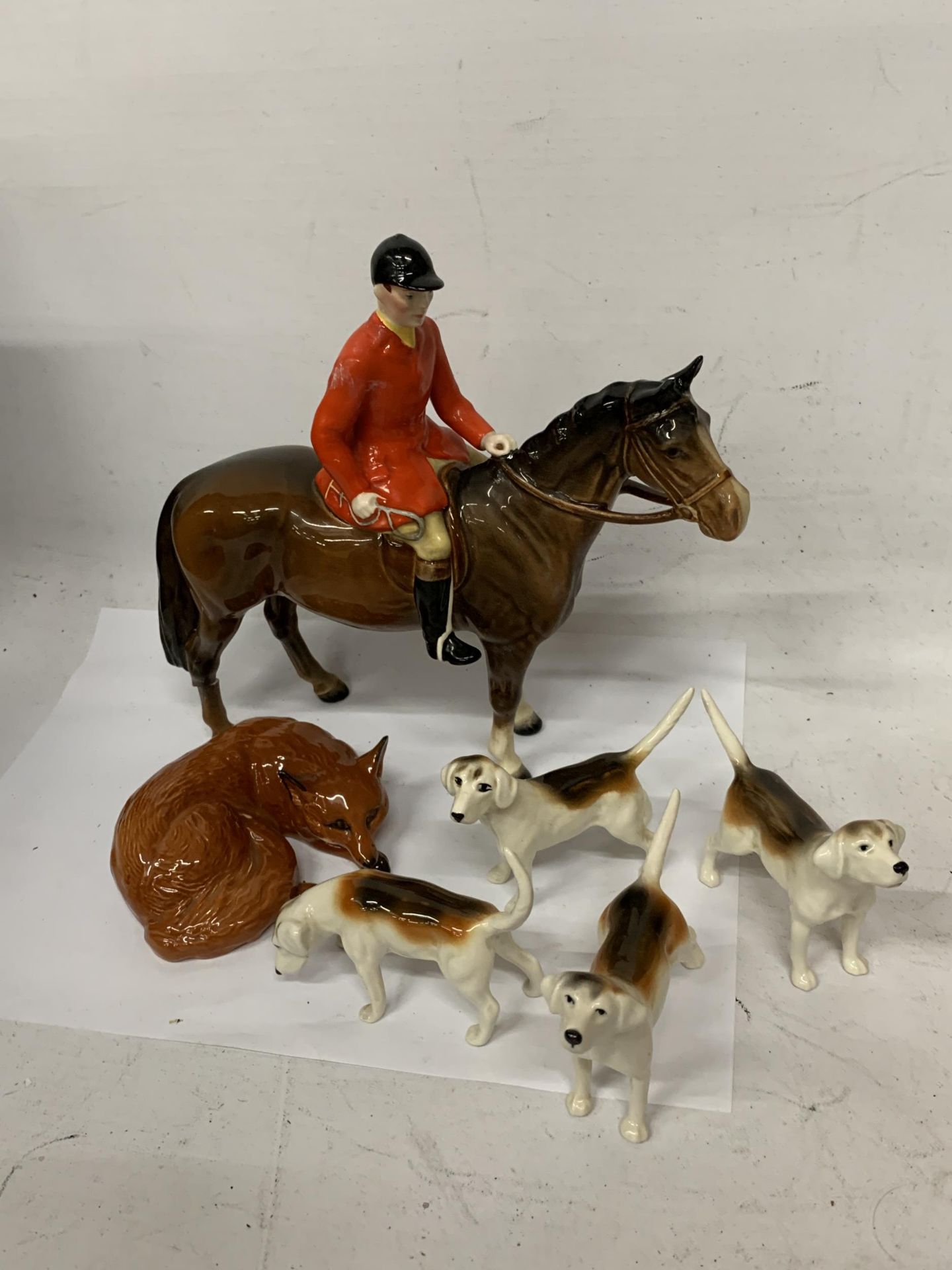 A BESWICK HORSE AND RIDER A/F, FOUR HOUNDS AND A FOX