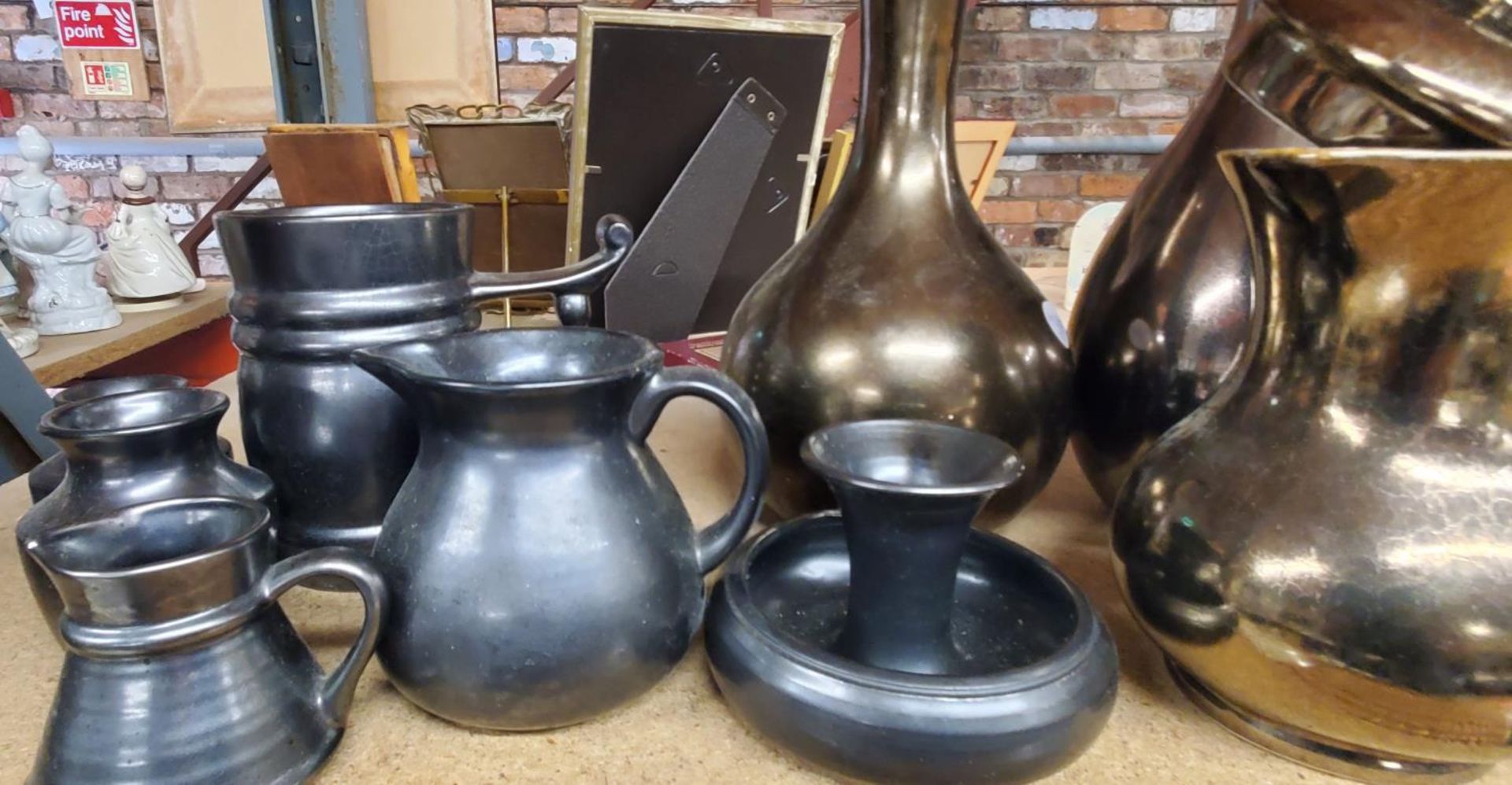 A LARGE QUANTITY OF PRINKNASH POTTERY TO INCLUDE JUGS, TANKARDS, VASES, POTS, ETC - Image 2 of 3