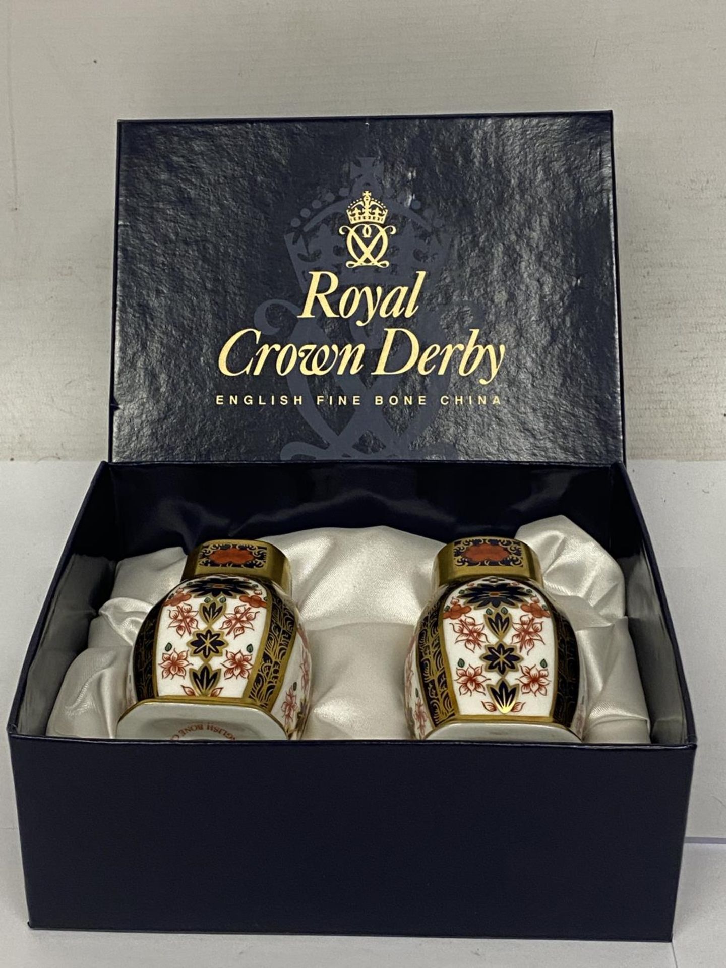 A PAIR OF ROYAL CROWN DERBY OLD IMARI SALT AND PEPPER POTS IN ORIGINAL BOX