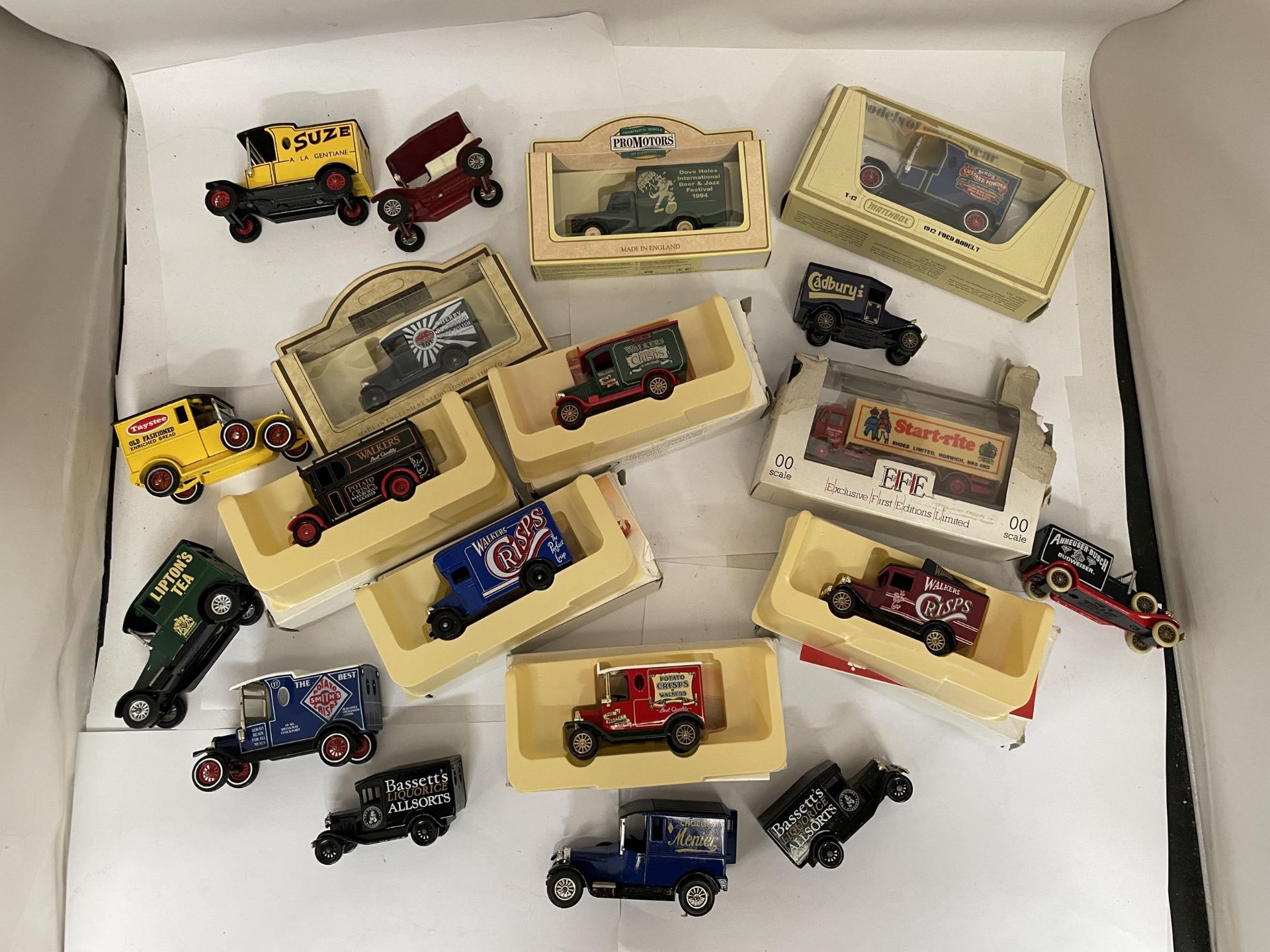 NINE BOXED AND TEN UNBOXED LLEDO AND YESTERYEAR DIE-CAST VINTAGE STYLE VANS AND CARS