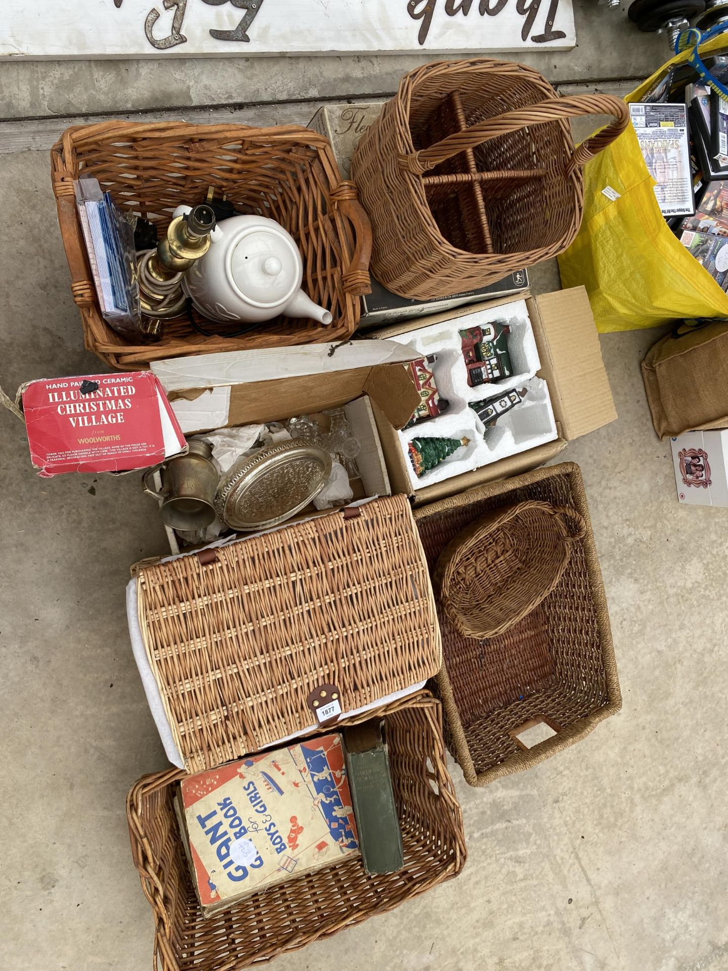 AN ASSORTMENT OF ITEMS TO INCLUDE WICKER BASKETS, CHRISTMAS DECORATIONS AND SILVER PLATE ITEMS ETC - Image 2 of 6