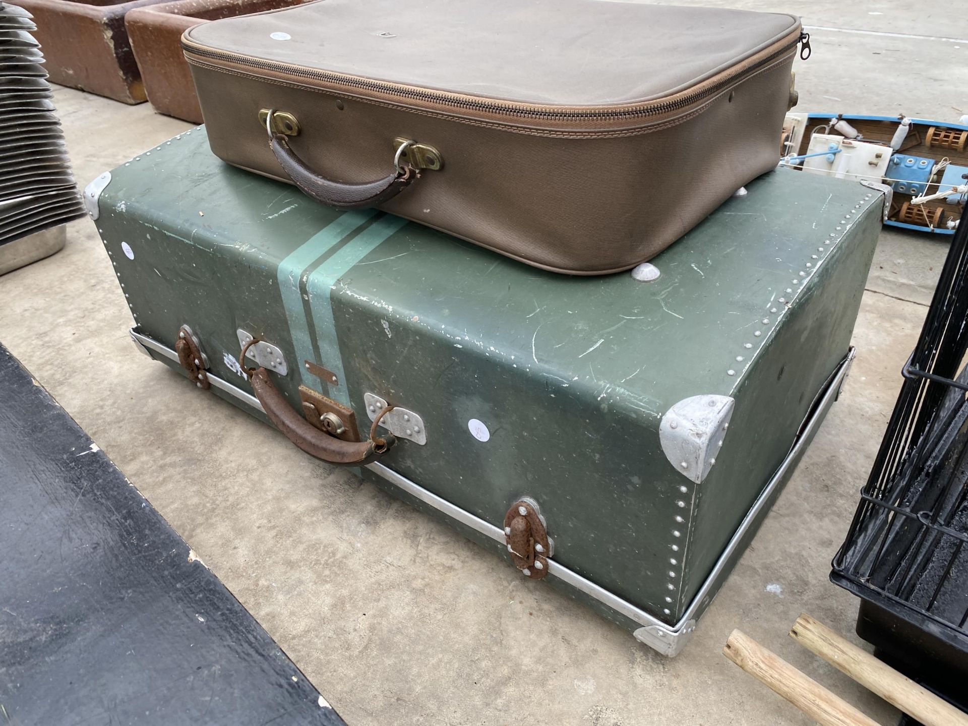 THREE VINTAGE TRAVEL CASES - Image 2 of 4