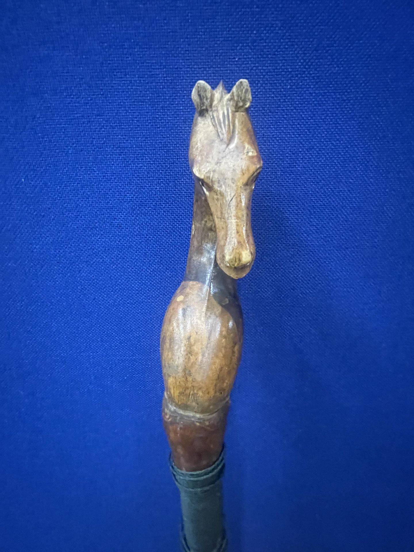 A VINTAGE WALKING/THUMB STICK WITH HORSE HEAD DESIGN - Image 3 of 4