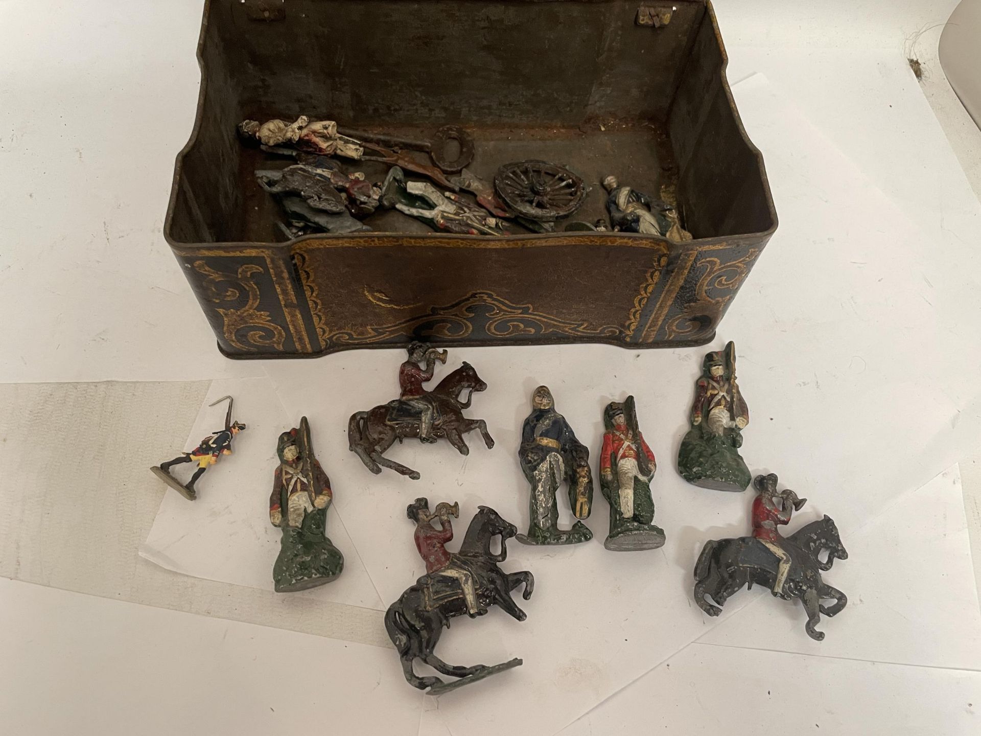 A BOX CONTAINING LEAD AND METAL SOLDIERS ON FOOT AND MOUNTED - Image 2 of 3