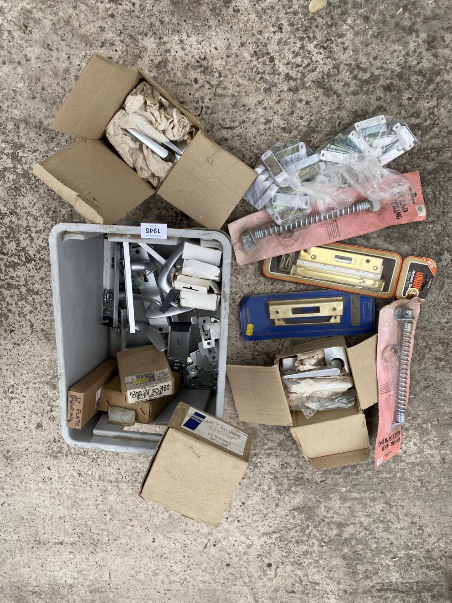 AN ASSORTMENT OF METAL AND WOODEN TOOL CHESTS - Image 2 of 2