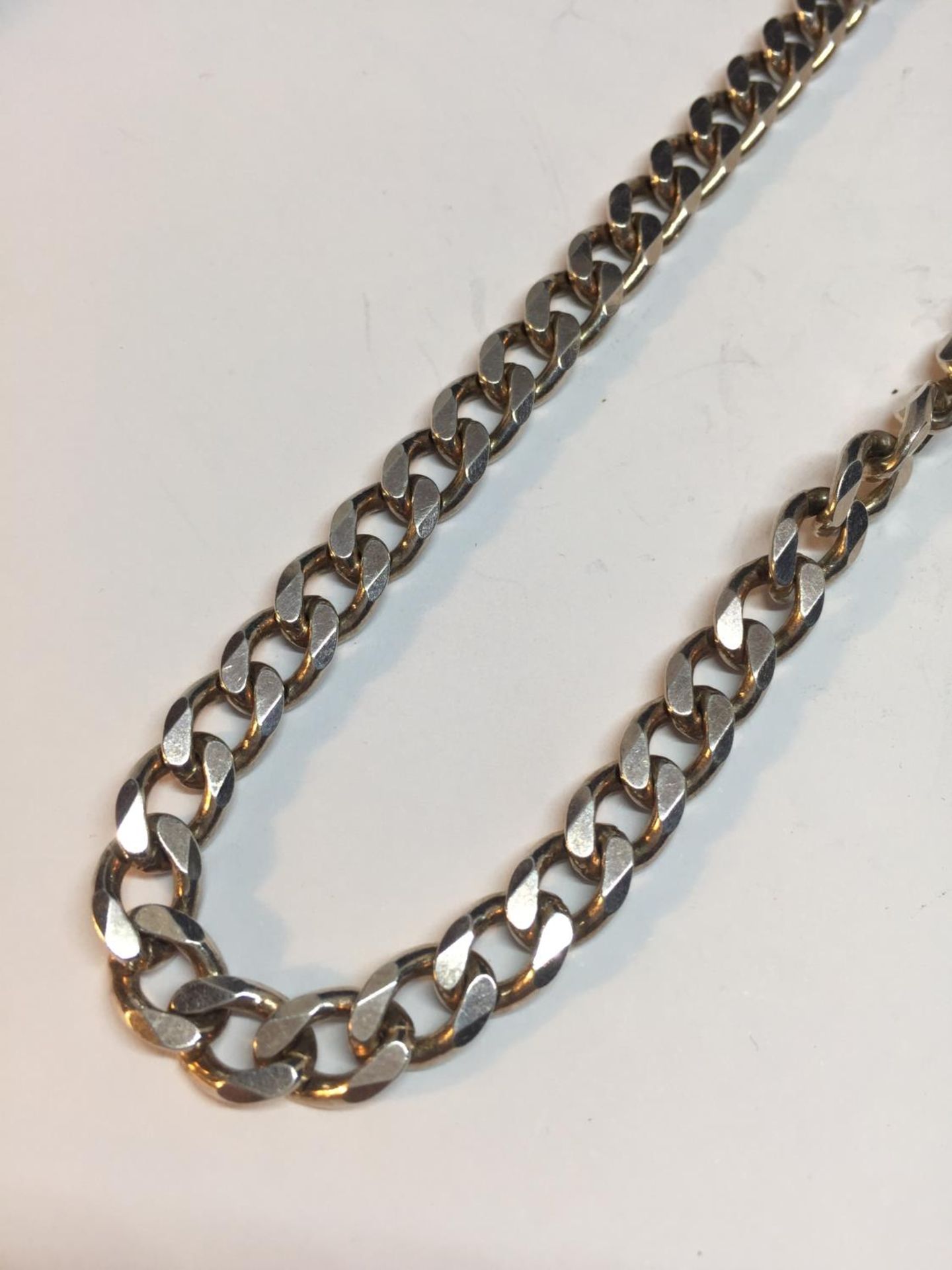 A HEAVY SILVER FLAT LINK NECKLACE LENGTH 20" - Bild 2 aus 3