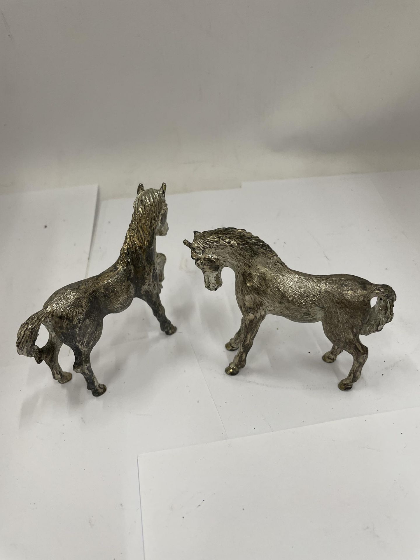 A PAIR OF SILVER PLATED VINTAGE HORSE ANIMAL FIGURES, HEIGHT 9CM - Image 2 of 3