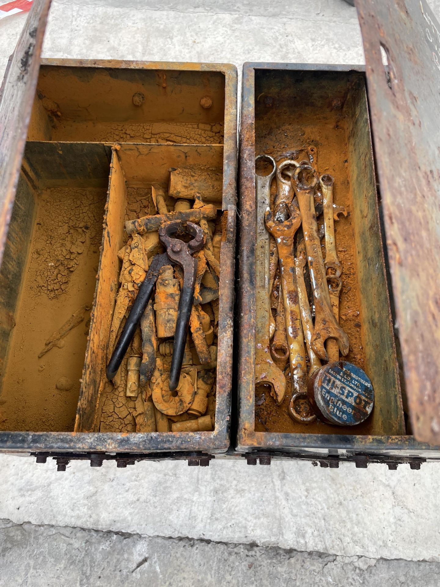 A SMALL FOUR WHEELED TOOL CHEST WITH AN ASSORTMENT OF HAND TOOLS - Image 2 of 2