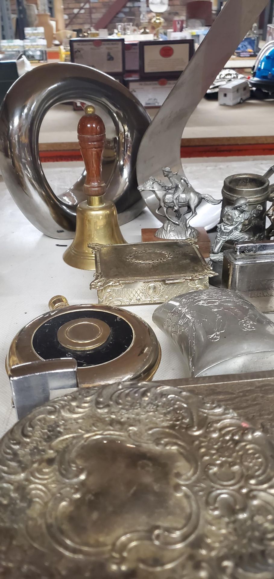 A MIXED LOT OF ITEMS TO INCLUDE PEWTER PLATES, BRASS BELL, CIGARETTE CASES ETC - Image 2 of 4