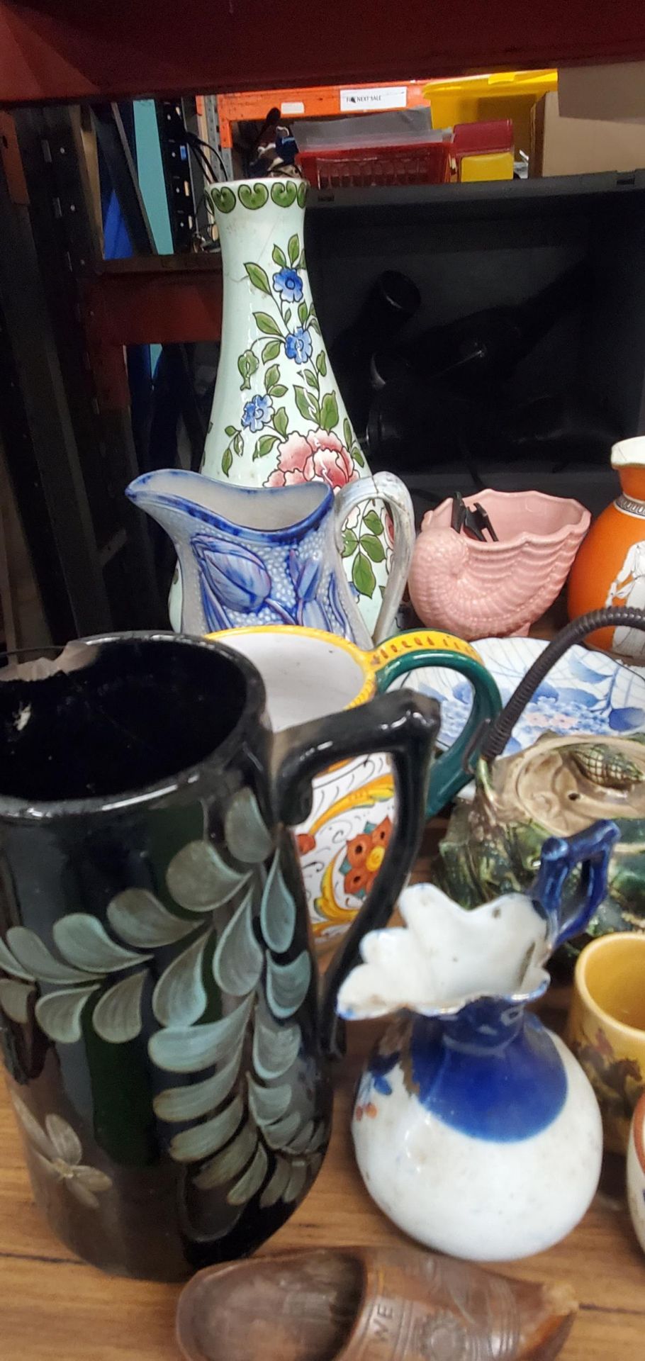 A MIXED LOT OF CERAMICS TO INCLUDE ORIENTAL EGGSHELL VASES, TALL FLORAL VASE ETC - Image 2 of 3