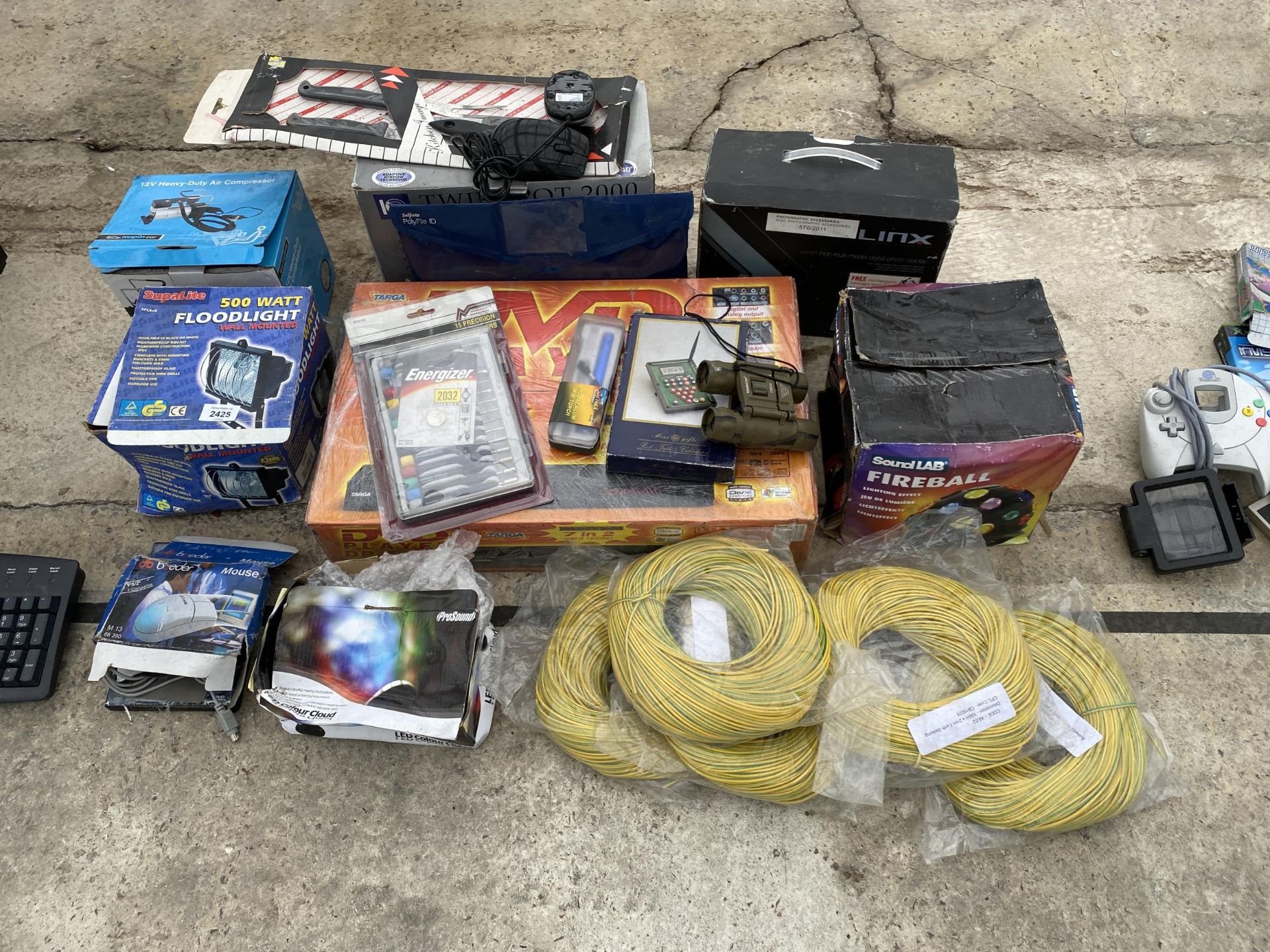 AN ASSORTMENT OF ITEMS TO INCLUDE FLOODLIGHT, A FIREBALL AND CABLE ETC