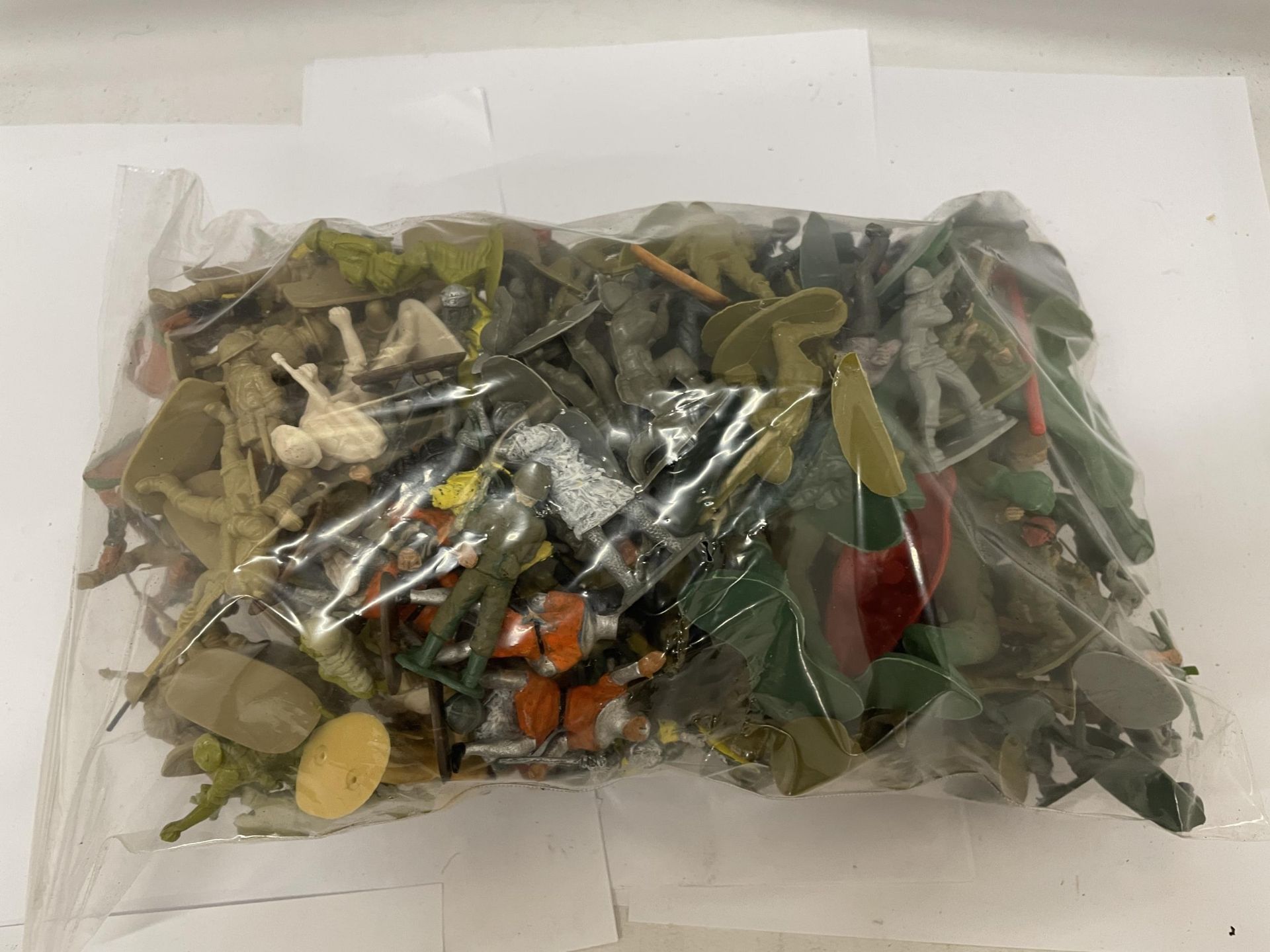 A COLLECTION OF ARMY MEN PLASTIC FIGURES IN BAGS - Bild 3 aus 3