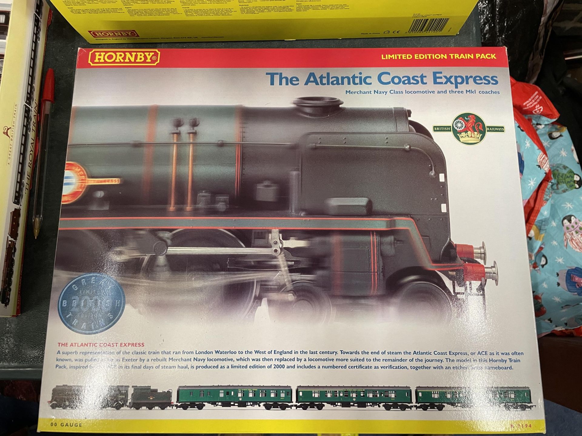 A HORNBY R 2194 'THE ATLANTIC COAST EXPRESS' LIMITED EDITION TRAIN PACK, 00 GAUGE, AS NEW IN BOX - Image 2 of 2