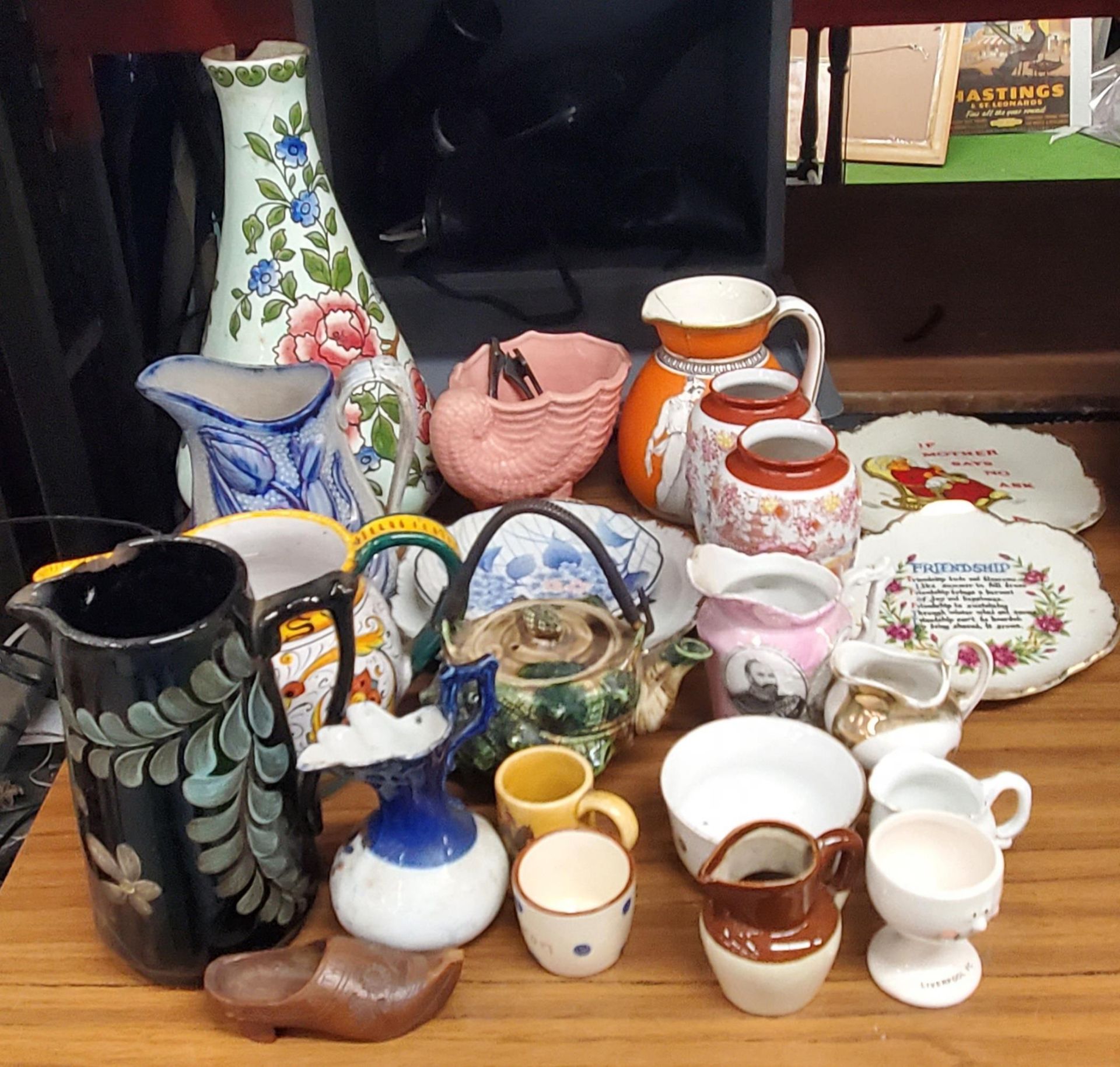 A MIXED LOT OF CERAMICS TO INCLUDE ORIENTAL EGGSHELL VASES, TALL FLORAL VASE ETC