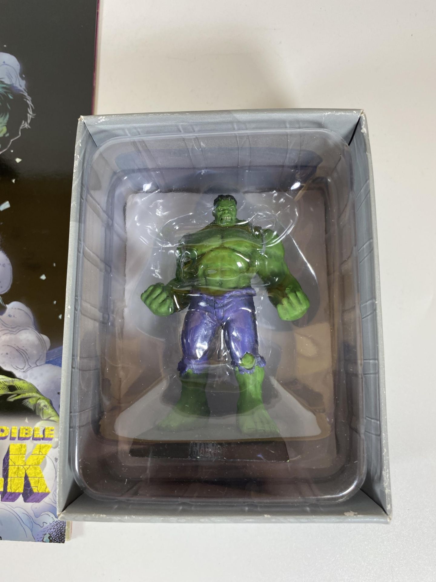 A MARVEL CLASSIC LEAD SPECIAL COLLECTORS FIGURE - HULK WITH MAGAZINE - Image 3 of 5