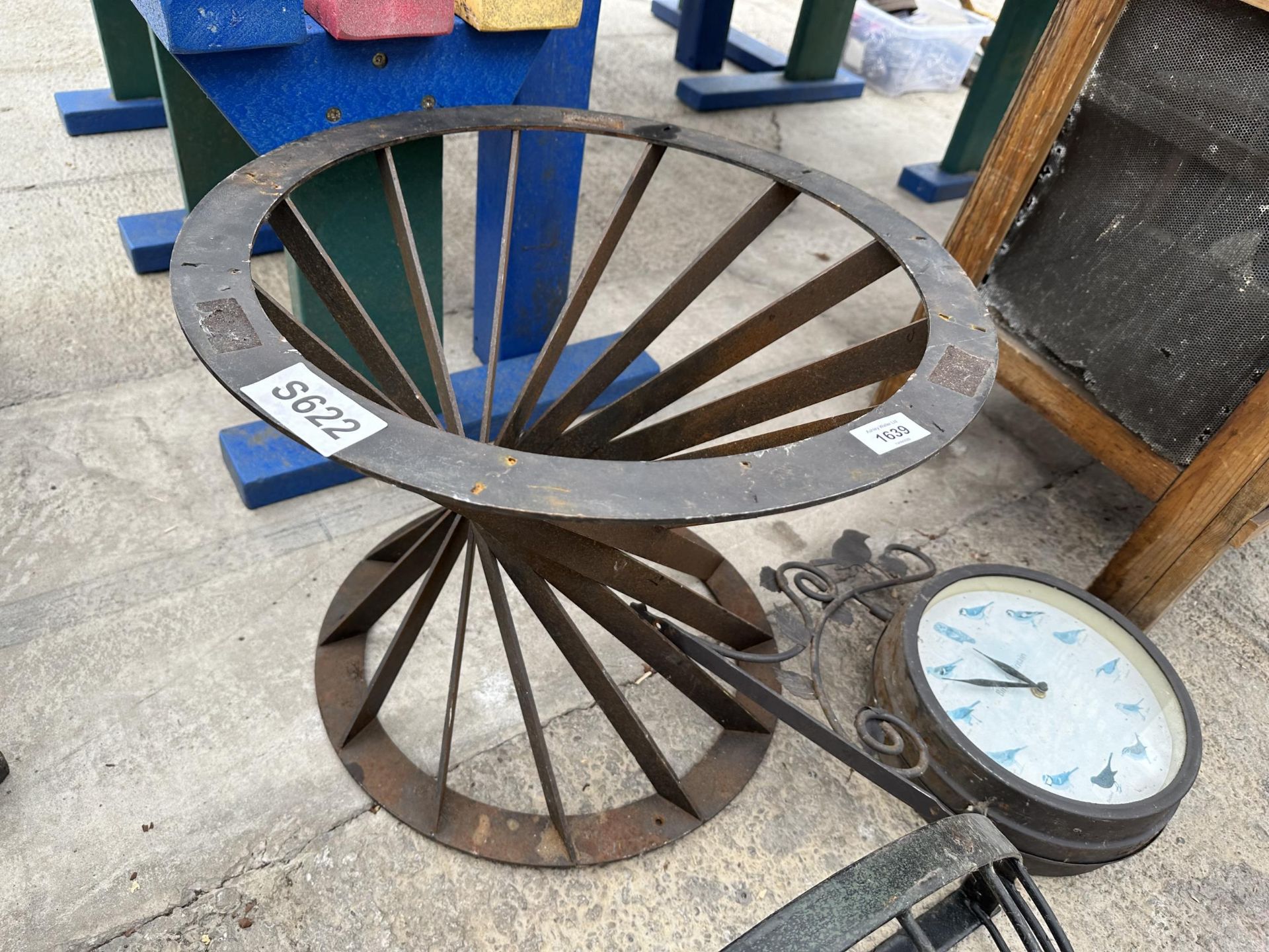 AN OUTDOOR CLOCK, A HAYRACK PLANTER AND A FURTHER METAL TABLE BASE - Image 4 of 4