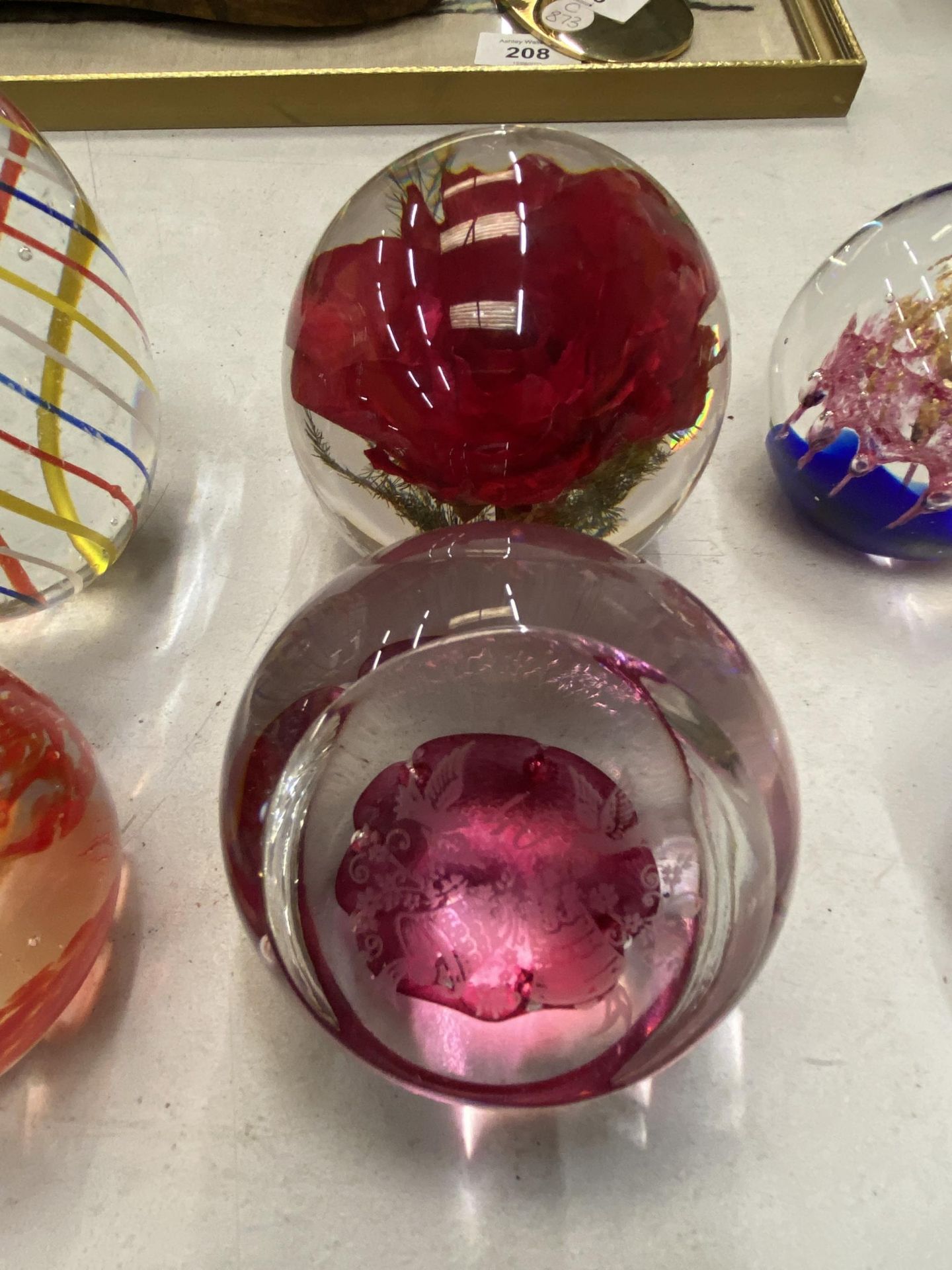 A COLLECTION OF GLASS PAPERWEIGHTS TO INCLUDE CAITHNESS - 10 IN TOTAL - Image 2 of 4