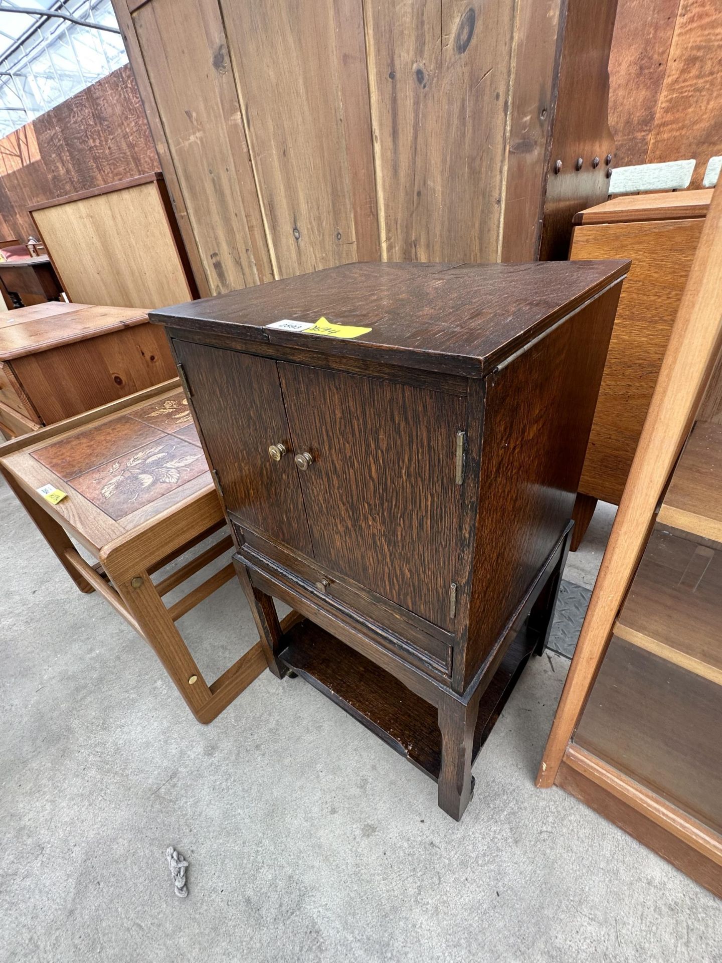 A VINTAGE OAK SEWING CABINET - Bild 2 aus 4