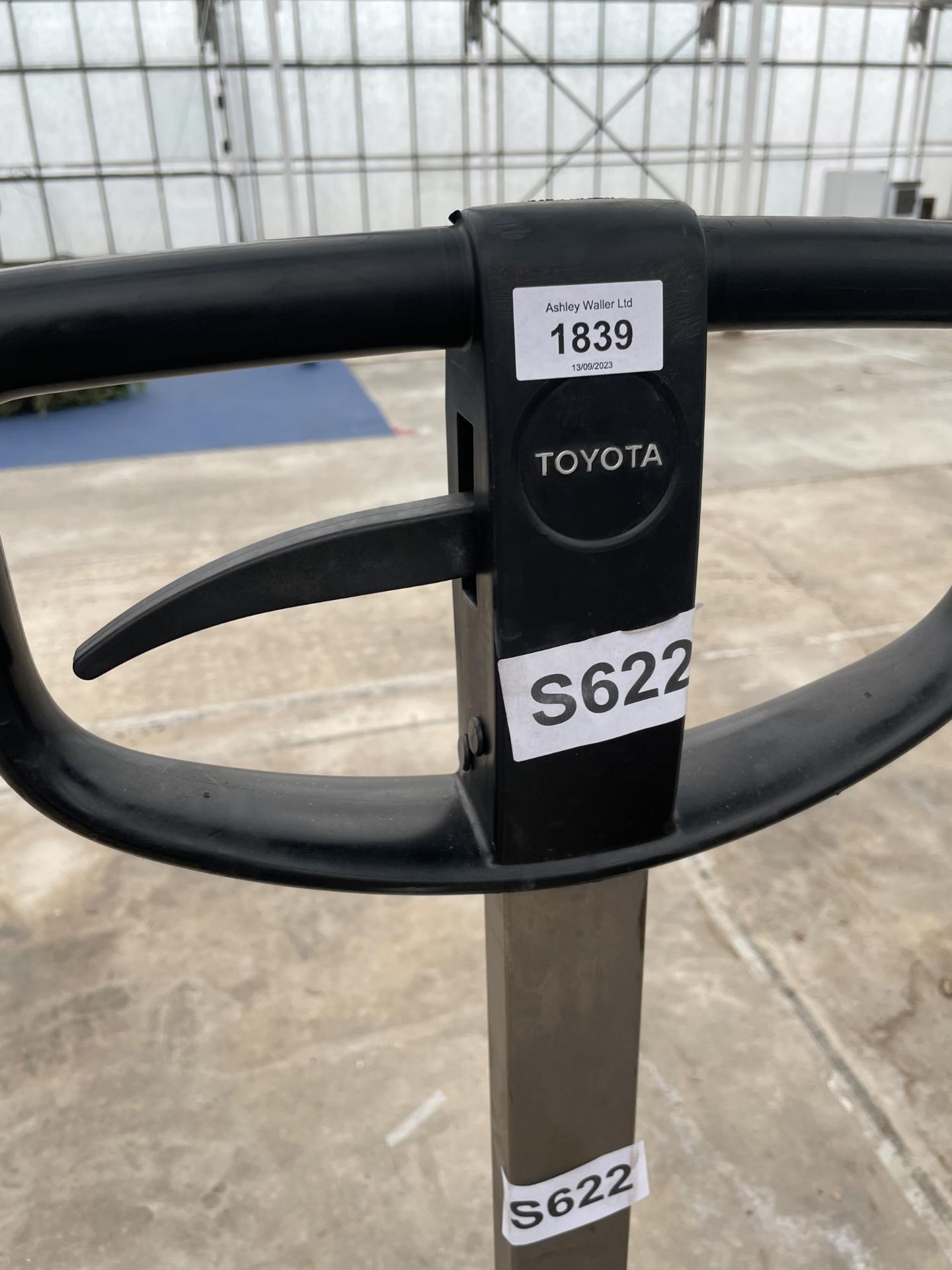 A STAINLESS STEEL TOYOTA PALLET PUMP TRUCK (AS NEW) - Image 4 of 4
