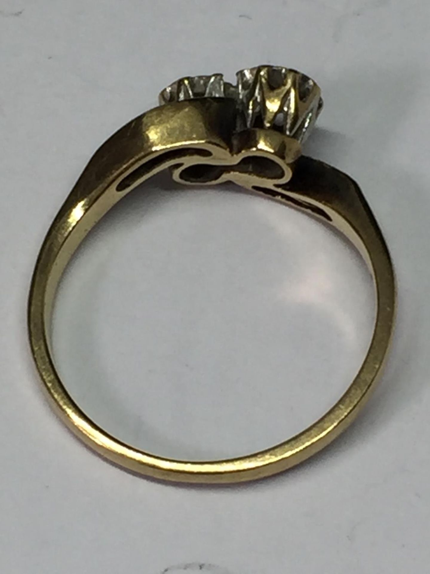 A 9 CARAT GOLD RING WITH DIAMONDS ON A TWIST DESIGN SIZE M - Bild 4 aus 4