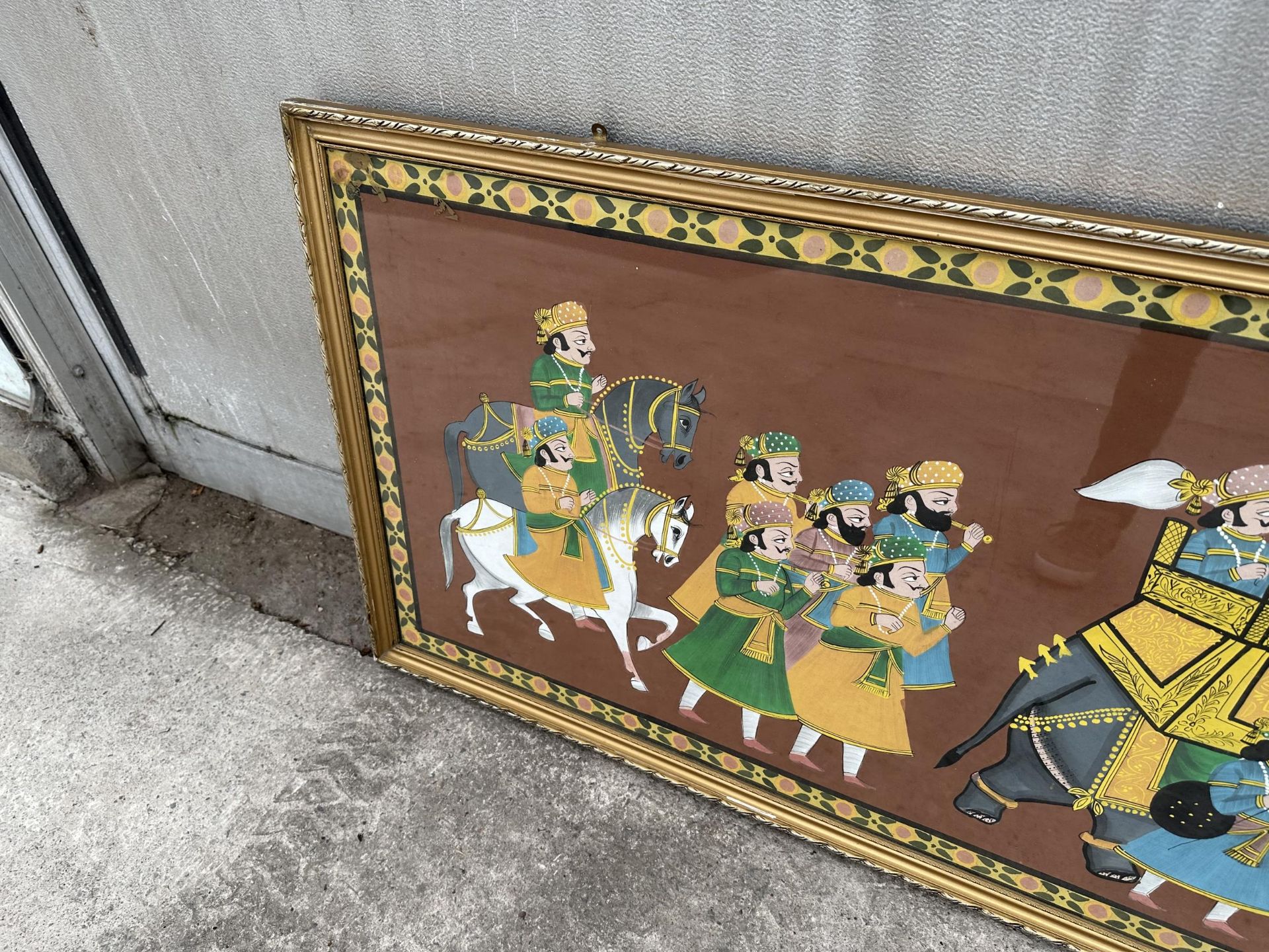 A LARGE GILT FRAMED PRINT OF AN INDIAN RELIGIOUS SCENE - Image 4 of 4