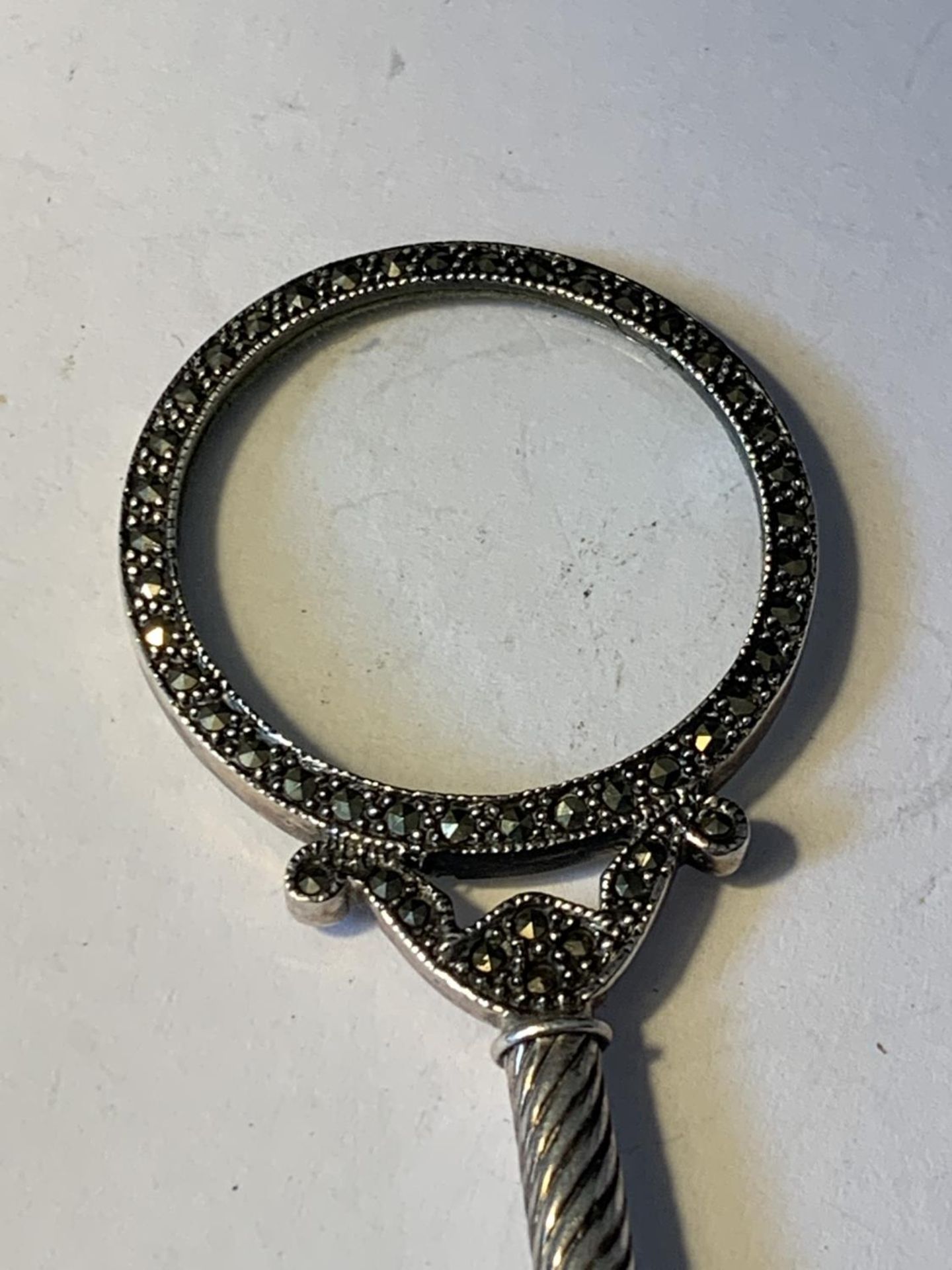 A MARKED 925 SILVER DECORATIVE MAGNIFYING GLASS - Image 2 of 4