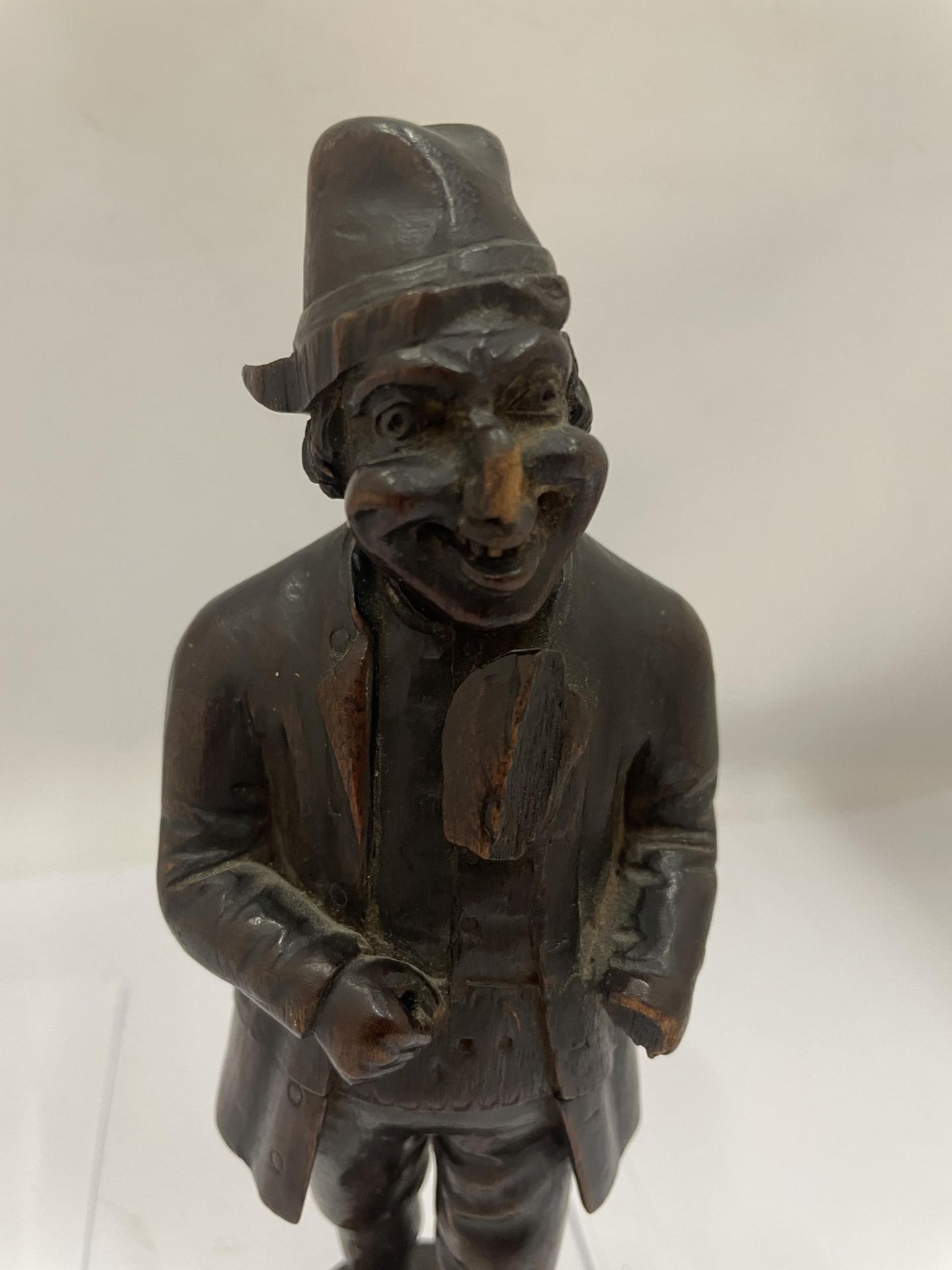 A 19TH CENTURY WOODEN FIGURAL NUTCRACKER FIGURE - Image 4 of 4