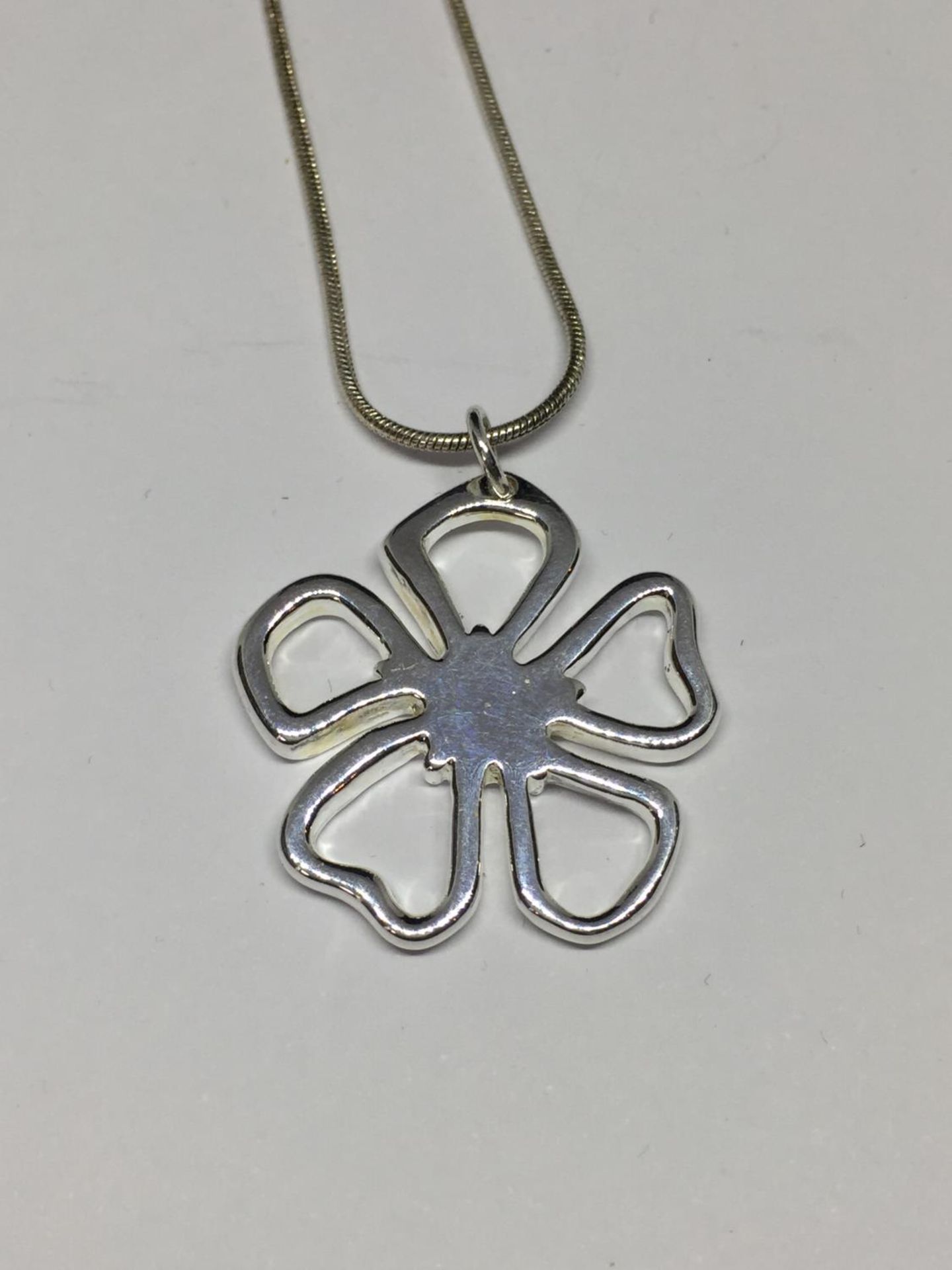 A SILVER NECKLACE WITH A TIFFANY STYLE PENDANT - Bild 2 aus 3