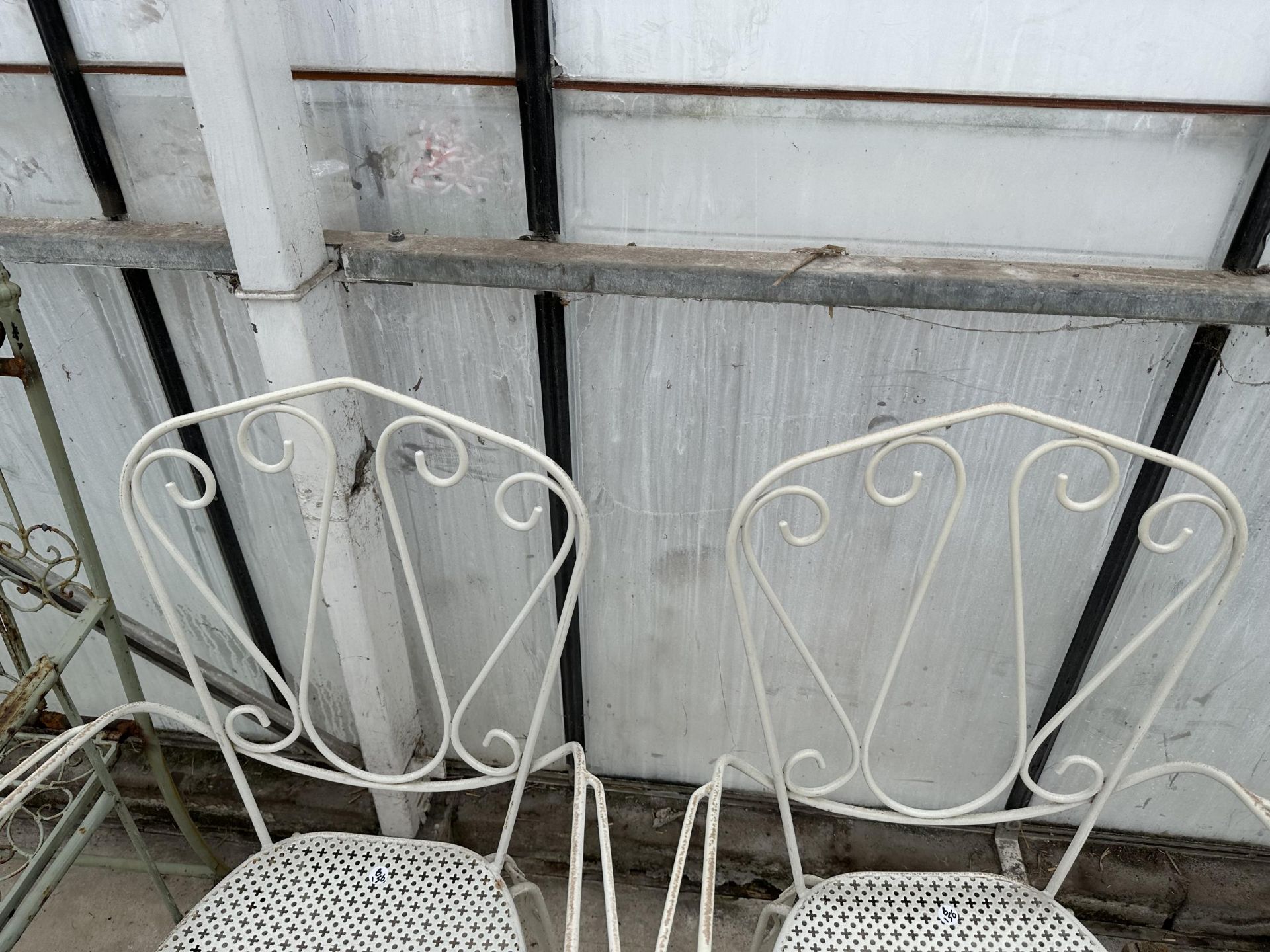 A PAIR OF DECORATIVE TURNED METAL BISTRO CHAIRS - Image 2 of 3