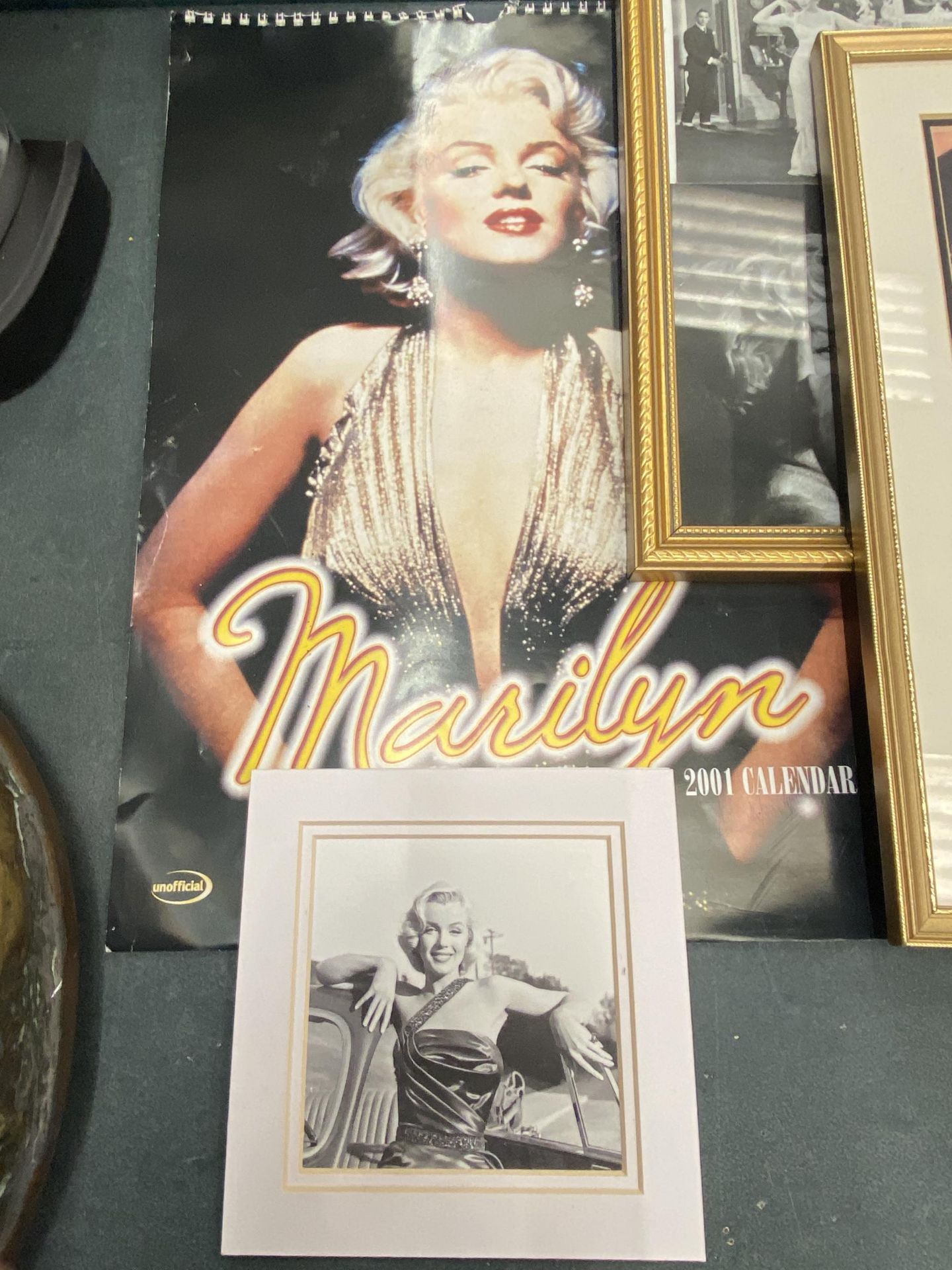 A LARGE COLLECTION OF MARILYN MONROE MEMORABILIA TO INCLUDE A FRAMED FILM CELL AND FRAMED PHOTO WITH - Image 7 of 13