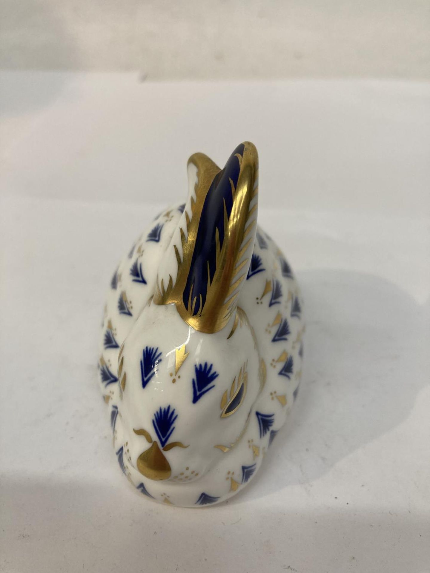 A ROYAL CROWN DERBY RABBIT PAPERWEIGHT, GOLD STOPPER - Image 3 of 6