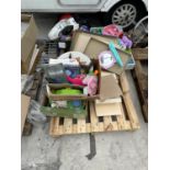 AN ASSORTMENT OF HOUSEHOLD CLEARANCE ITEMS