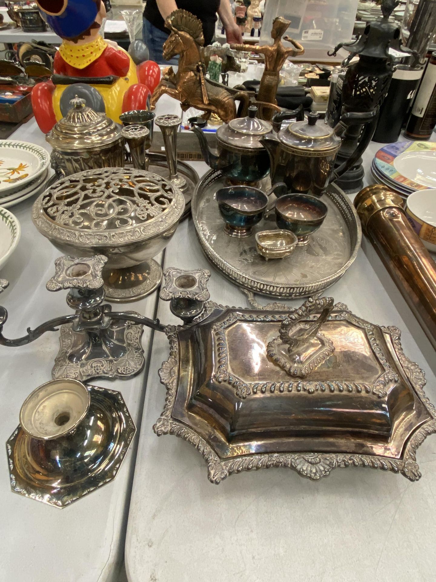 A LARGE QUANTITY OF SILVER PLATED ITEMS TO INCLUDE GALLERIED TRAYS, A ROSE BOWL, TEAPOTS, VASES,