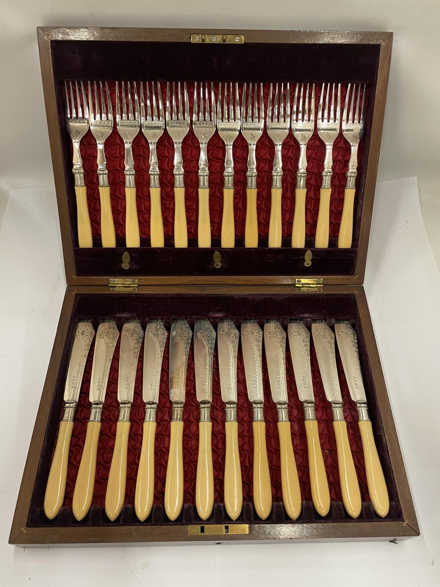 A VINTAGE CASED SILVER PLATED CUTLERY SET