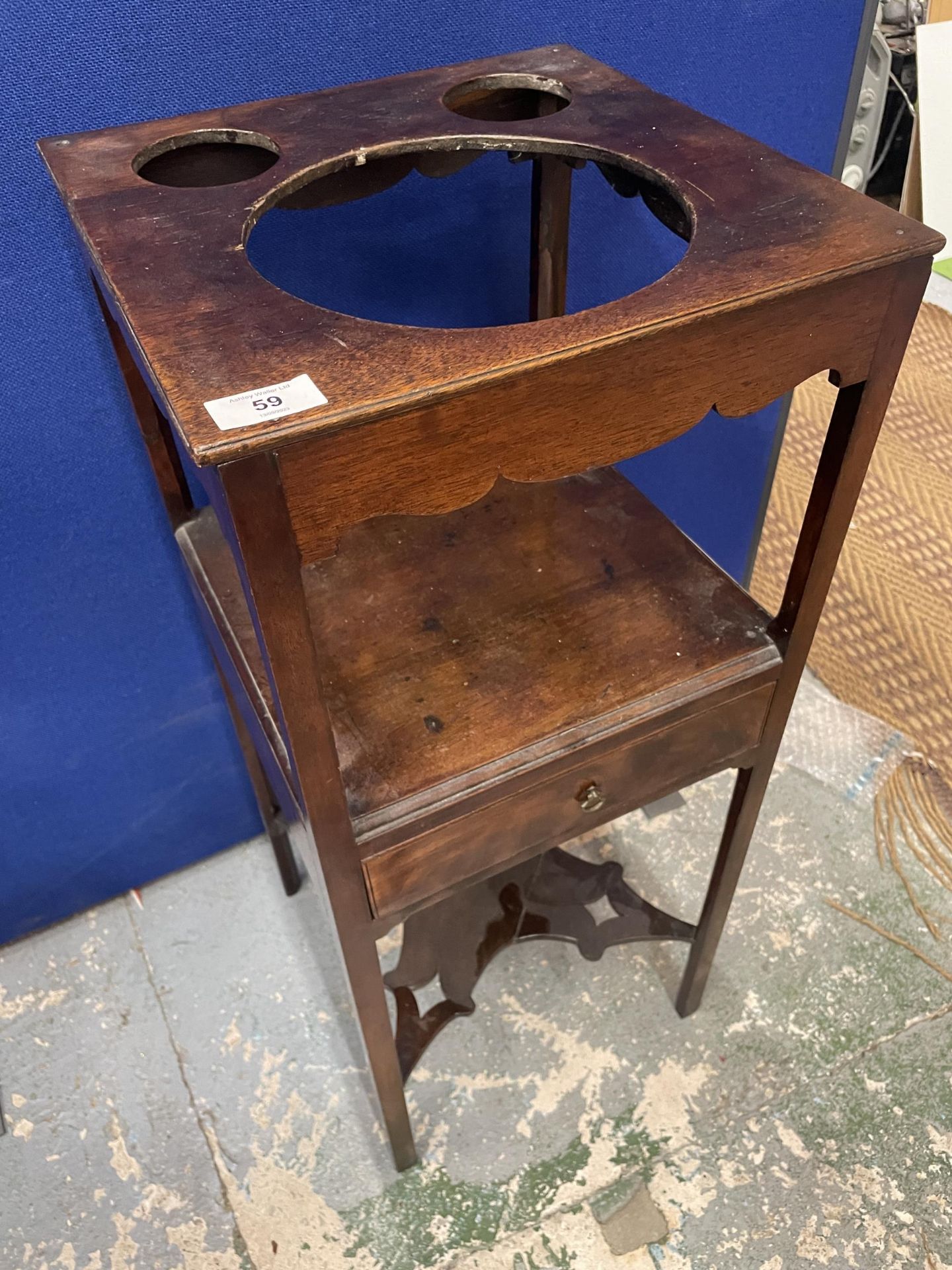 A VINTAGE OAK WASH STAND WITH LOWER DRAWER - Image 2 of 3