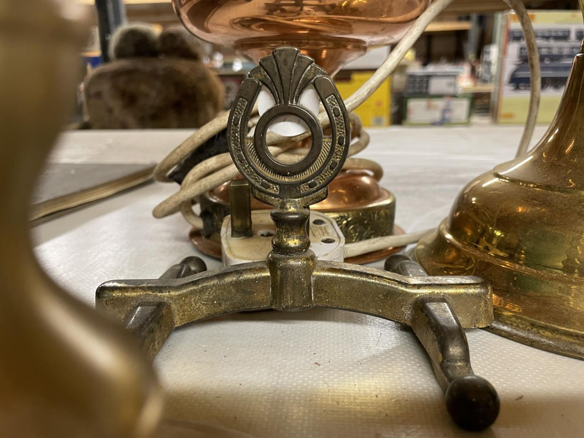 A COLLECTION OF COPPER AND BRASS TO INCLUDE OIL LAMPS, CANDLESTICKS, ETC - Image 3 of 3