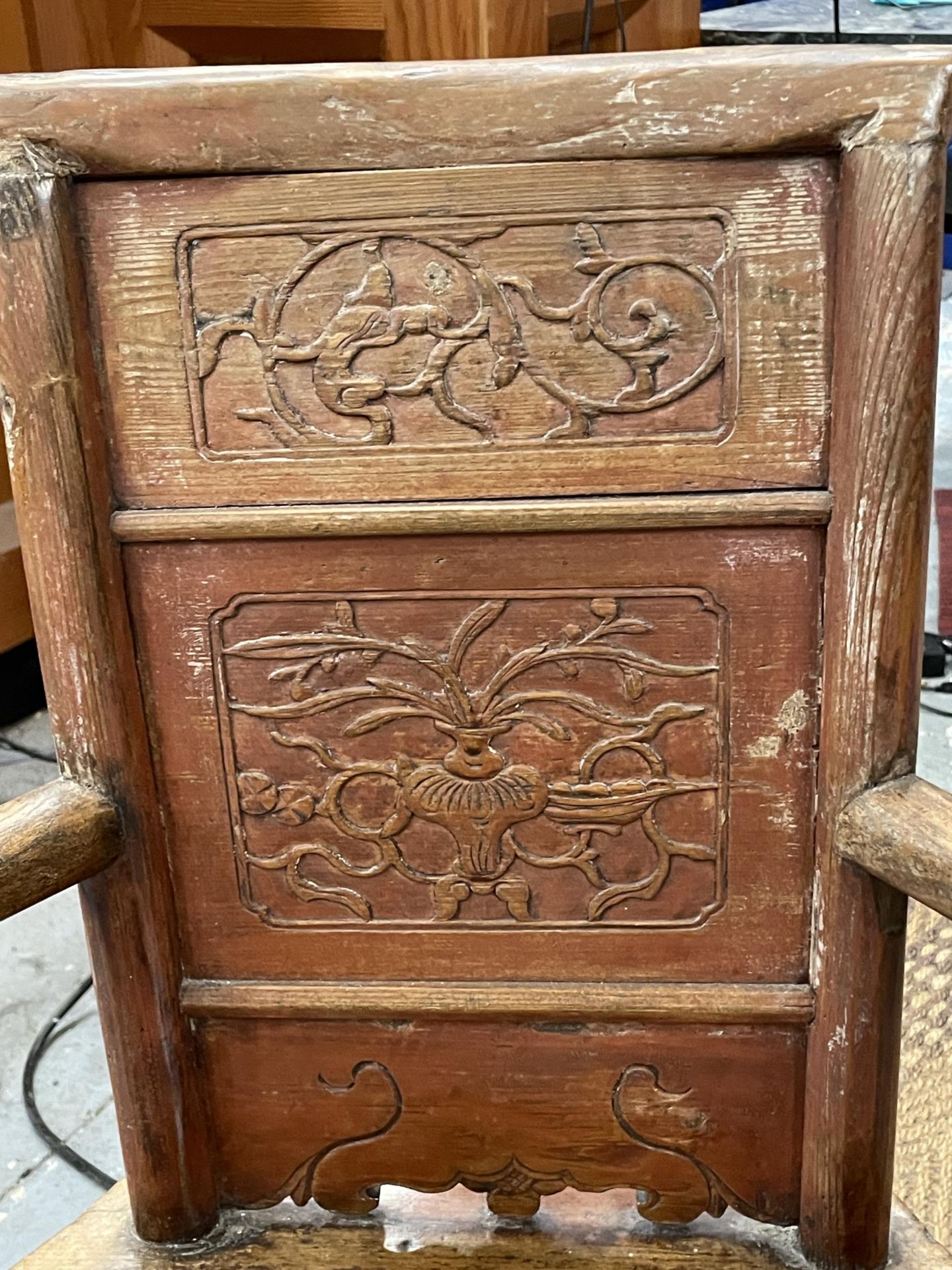 A VINTAGE CHINESE CARVED HARDWOOD CHILD'S ARMCHAIR WITH LOWER DRAWER TO SEAT, HEIGHT 80CM, WIDTH - Bild 2 aus 6