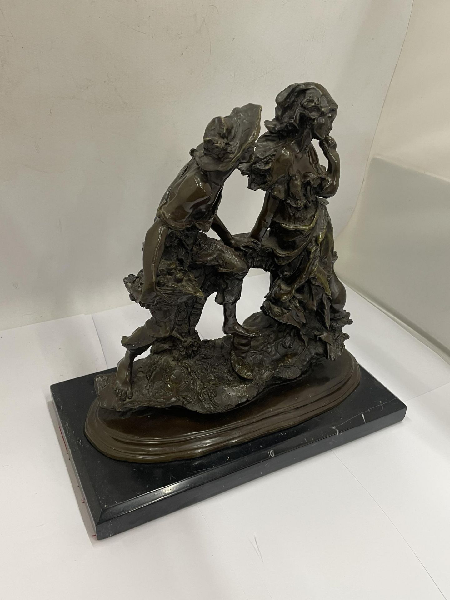 A BRONZE FIGURE GROUP OF A MAN AND LADY ON MARBLE BASE, SIGNED, HEIGHT 34CM - Image 2 of 5