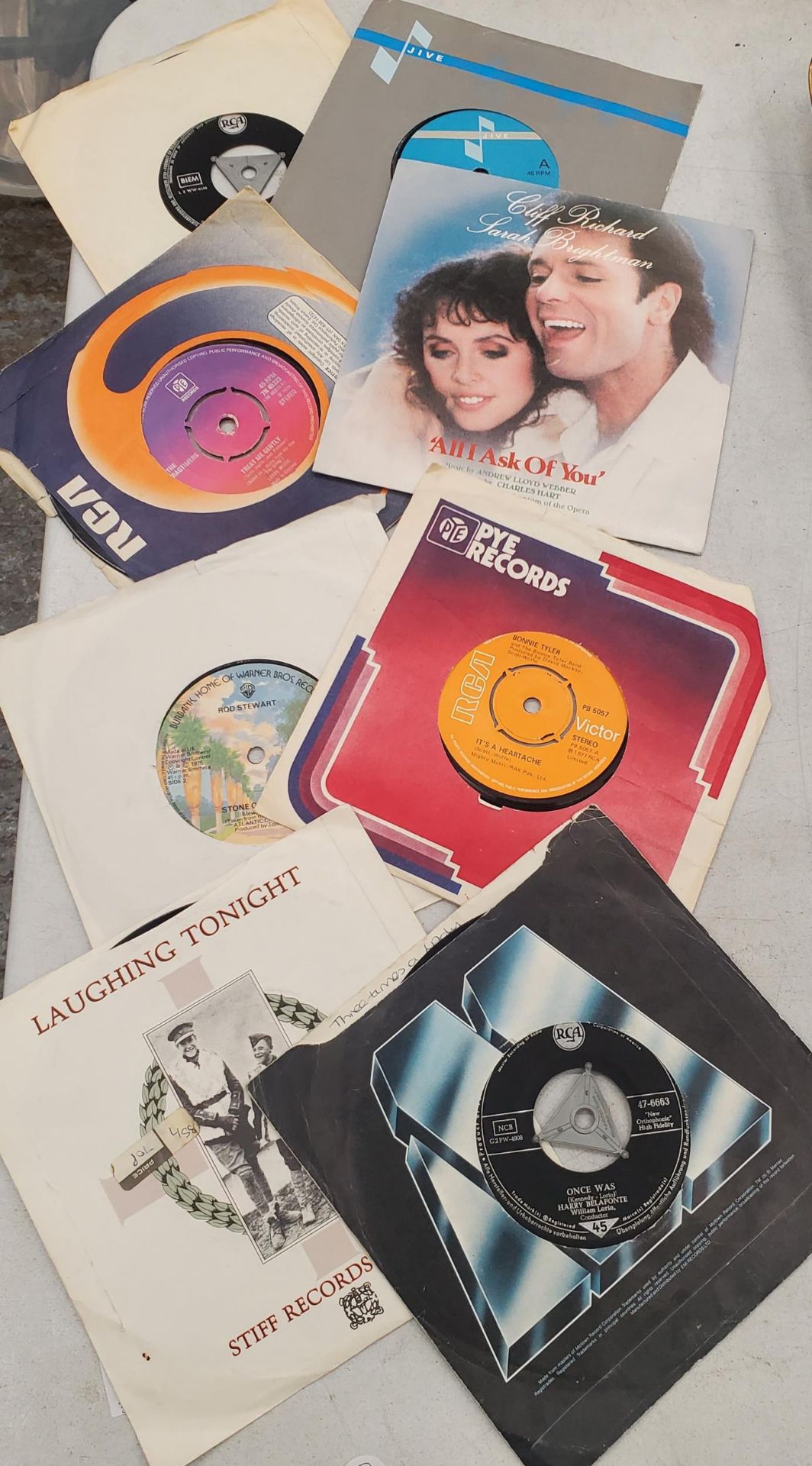 A QUANTITY OF 45RPM VINYL SINGLE RECORDS TO INCLUDE ROD STEWART, JONA LEWIE, FLEETWOOD MAC, CLIFF - Image 2 of 5