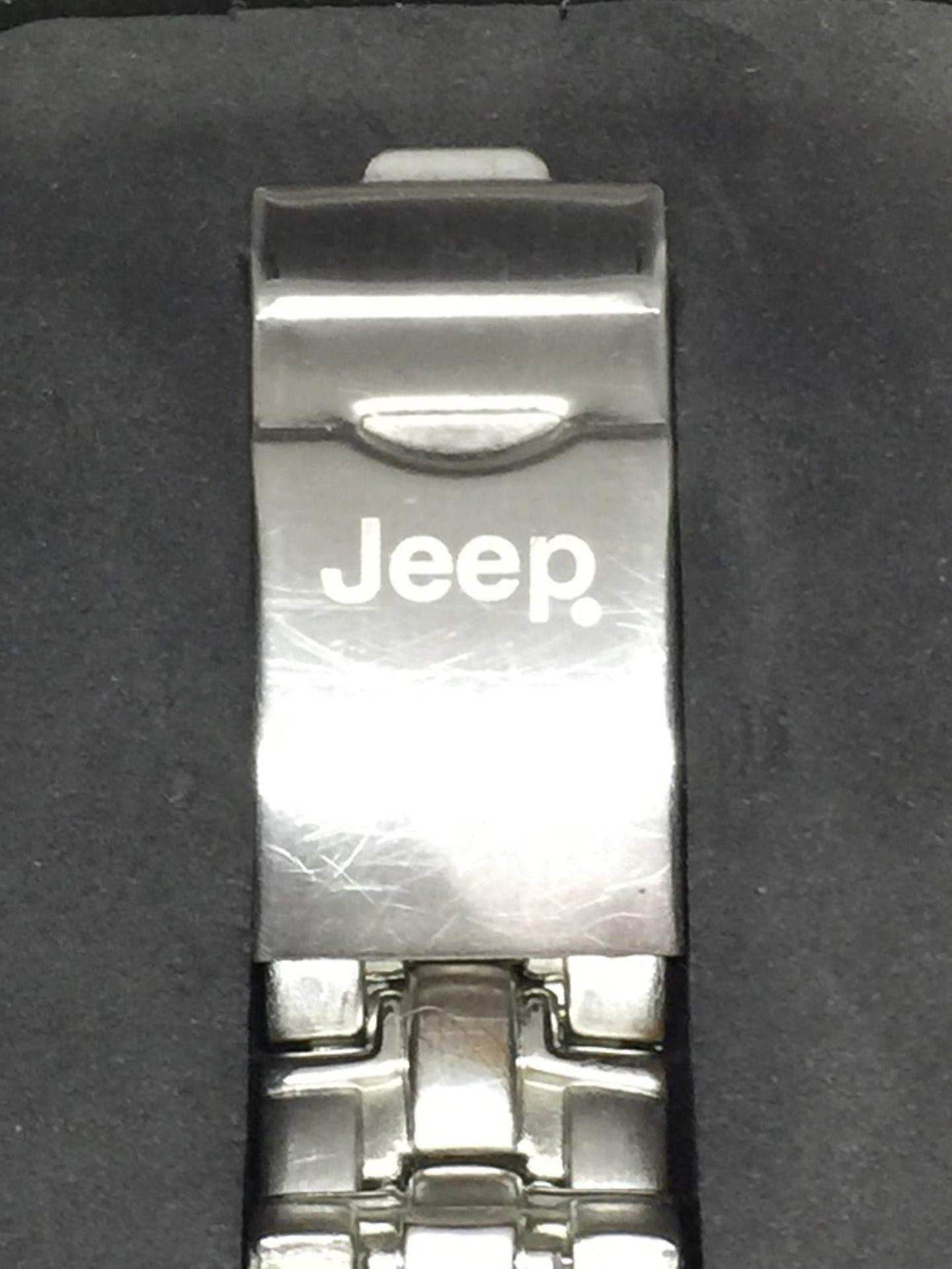 A JEEP WRIST WATCH AS NEW IN A PRESENTATION BOX SEEN WORKING BUT NO WARRANTY - Image 3 of 3