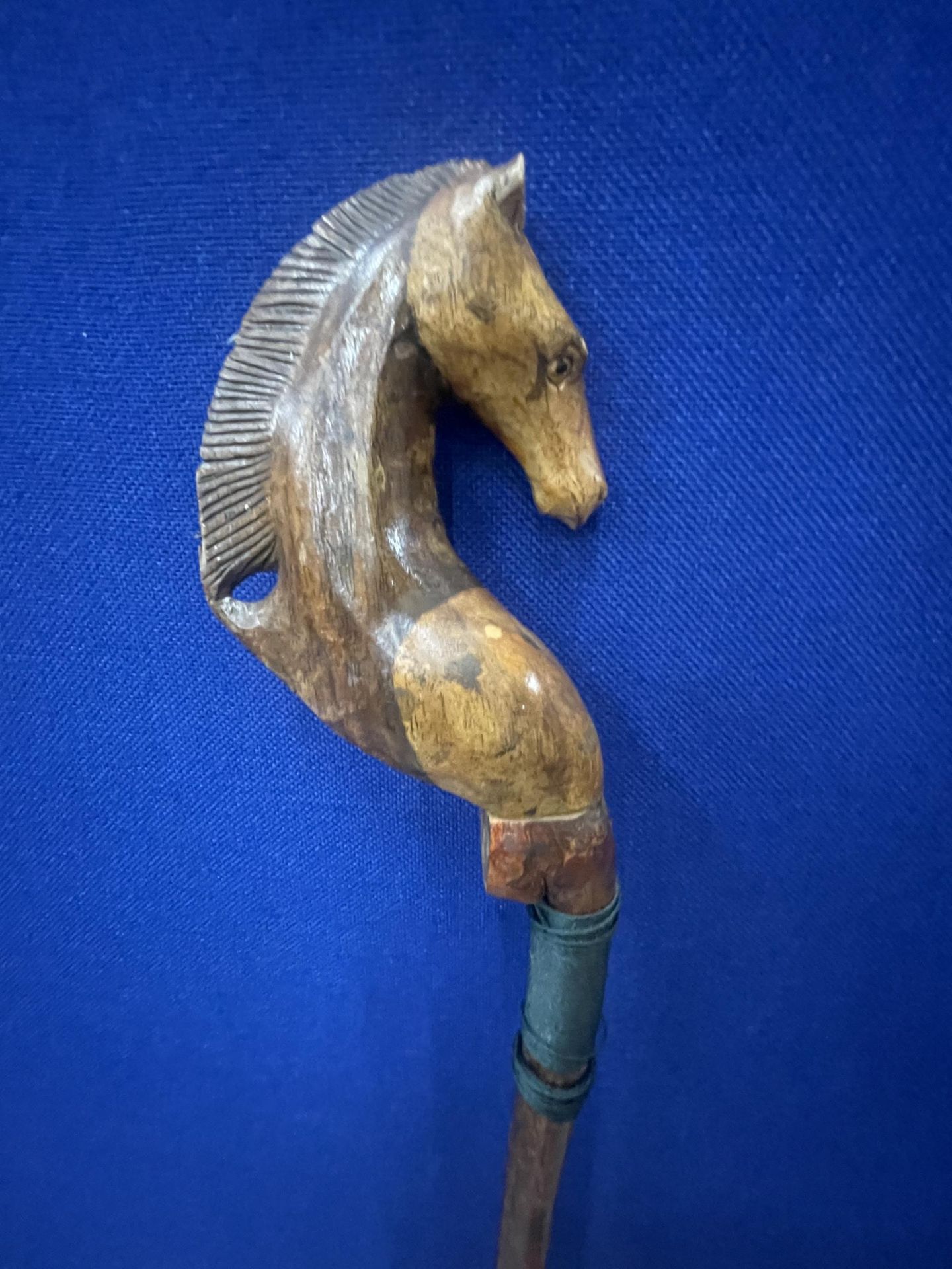 A VINTAGE WALKING/THUMB STICK WITH HORSE HEAD DESIGN - Image 4 of 4