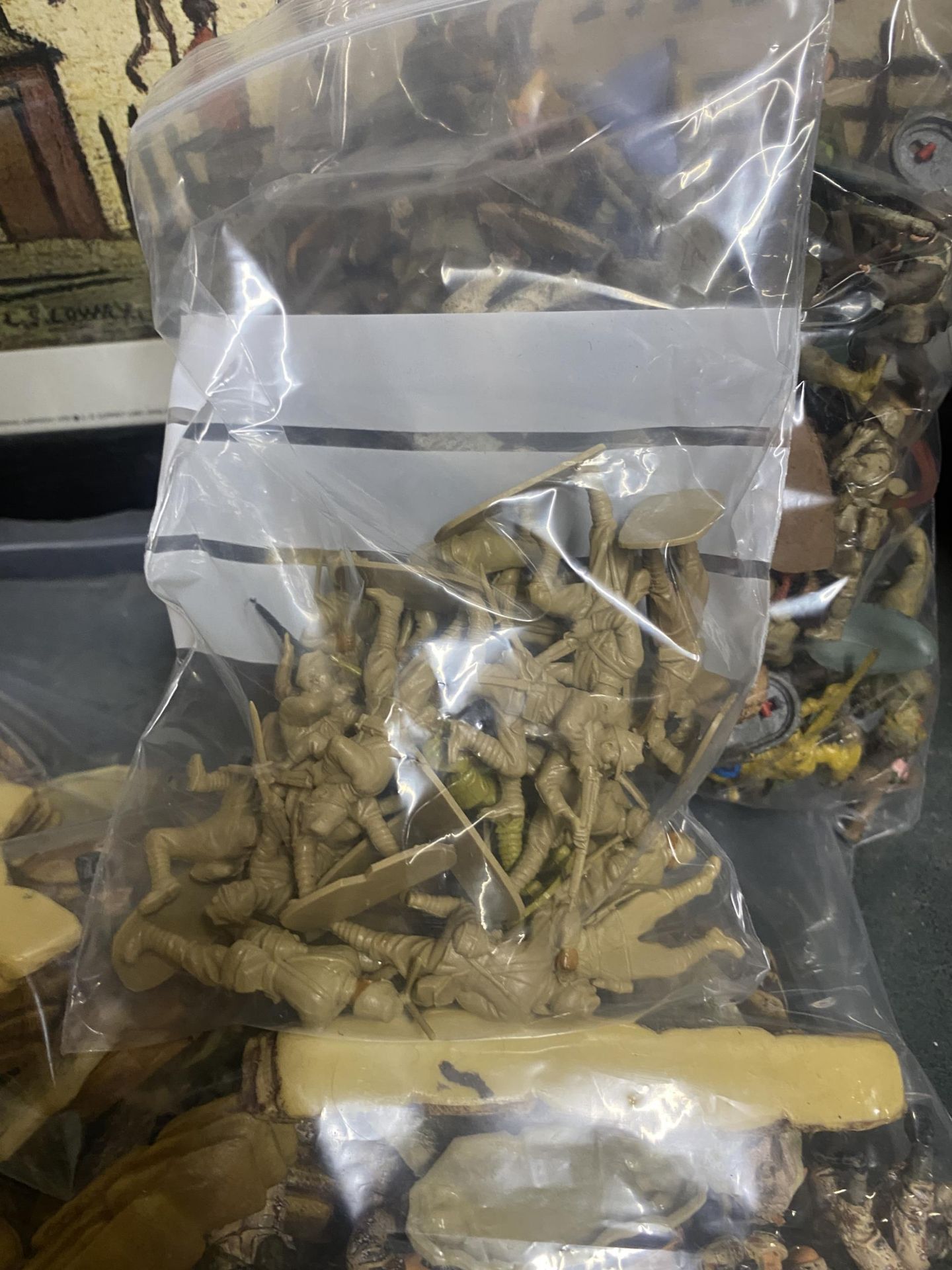 A GROUP OF ARMY FIGURES IN PLASTIC BAGS - Image 3 of 4
